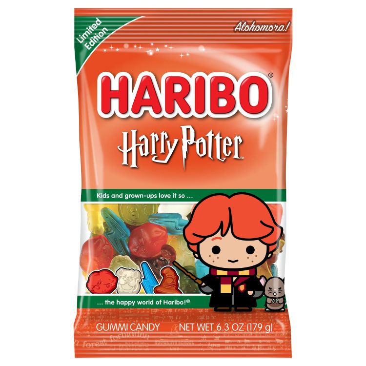 ハリボー ロン＆スキャバーズ グミは、ハリーポッターの世界観をイメージした限定デザインのグミキャンディです。コットンキャンディ、コーラ、アップル、チェリー、レモンソルベ、キャラメルなど、バラエティ豊かなフレーバーを楽しめます。 ふんわりとしたフォーム層と、弾力のあるグミ層の2層構造で、食感の違いも魅力のひとつ。物語をイメージしたユニークな形状で、見た目も楽しめる仕上がりです。 約179g入りで、シェア用のおやつやイベントシーンにもぴったり。子どもから大人まで幅広く楽しめるアイテムです。