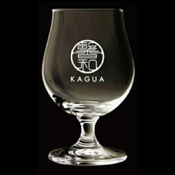 Far Yeast Brewing源流醸造所 馨和 KAGUA オリジナルロゴ入りグラス 馨和の特徴でもある山椒や柚子の香りを より楽しめる様にチューリップ型のグラスを採用。 グラス上部のくびれが泡を抑え固まる為、 泡持ちが良く外に溢れず、外側に広がった飲み口からは 華やかな香りが広がります。 またグラスがビールで満たされた際に はっきりと分かる様白いロゴが印字されております。 「Far Yeast Brewing源流醸造所」創業時からのブランド 「馨和 KAGUA」シリーズ。「Far Yeast」東京シリーズとともに、 2大メインブランドとして国内外へと送り出されています。 当店では「Far Yeast」東京シリーズのグラスもご用意しております。 美味しさを最大限に引き出してくれる専用グラスで、 Far Yeast Brewingのビールをお楽しみください！