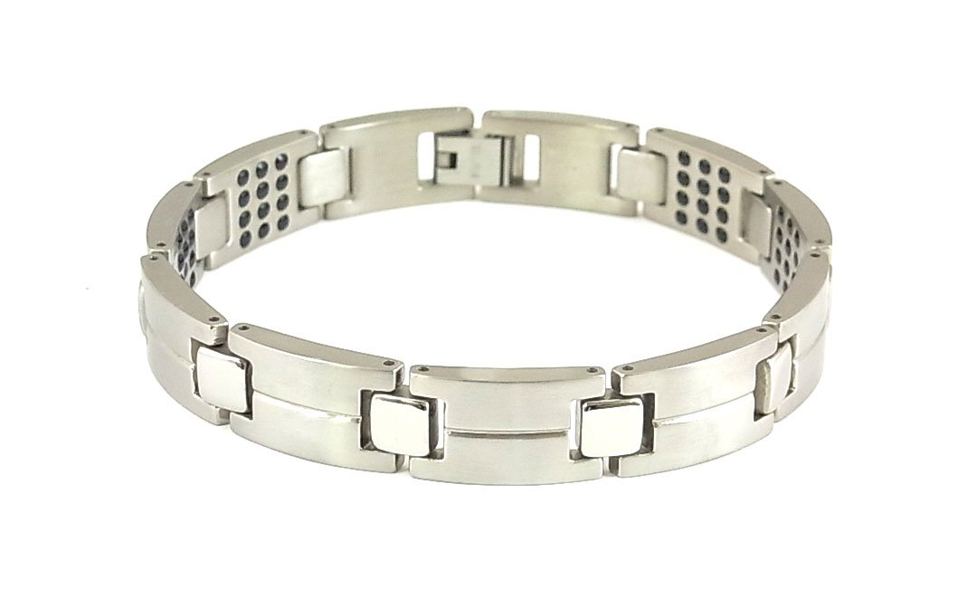 　　　　GERMANIUM BRACELET ゲルマニウムスポーツブレスレット サイズ （約）長さ18.0cm　　幅1.0cm　　厚さ0.2cm 重量 約20g 素材・材質 チタン ゲルマニウム（粒） 　108粒 付属品 調整ピン、専用ケー...