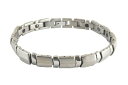 　　　　GERMANIUM BRACELET　titanium body 　　　　ゲルマニウムブレスレット ゲルマニウムを含有した素材で、 ファッション性を重視したブレスレットに仕上げました。 訳ありの理由ですが、 今回のゲルマニウムブレスレットは専用ケースに入っていません。 お届の場合は、パッキンに包んでお届致します。 もちろん商品に問題がある訳ではありません。 ただ、専用ケースに入っていないだけの商品です。 年に何度もこの様な価格で販売はしていません。 数量も限られておりますので、早めの落札をされます様お薦め致します。 通常は3900円〜6300円で販売している、 ゲルマニウムブレスレットです。 年に何度もこの様な価格で販売はしていません。 それなりの理由があるのですが、効果・効能を書くと、 薬事法に抵触をするので説明を省きますが、 一度、ご購入いただいた方は、皆さん手放せなくなっています。 ● 当ブレスレットの特徴 ブレスレットにゲルマニウムを含有した素材で、 ファッション性を重視したアクセサリーとして仕上げました。 サイズの調整は、初めての方でも付属の調整用修理ピンで出来ますが、 難しい場合は、時計店等で調整をお願い致します。 ゲルマニウムアクセサリーは、 薬事法の規制により販売が制限されるようになりました。 その為、ゲルマニウムアクセサリーの製造が 少なくなりましたので、現在は入荷が困難な状態になりました。 当ゲルマニウムネックレスも 在庫分の販売で、在庫が無くなった辞典で販売は中止する予定です。 あの時買っておけば良かったと、後悔する商品の一つかも知れません。 ゲルマニウムの効果効能につきましては、 薬事法に抵触しますので掲載は出来ません。 ご理解を賜ります様よろしくお願い致します。 サイズ 長さ21.1cm　　幅0.8cm　　厚さ0.3cm　（調整可能） 素材・材質 チタン ゲルマニウム（粒） 7粒 マグネット（粒）　7粒 付属品 調整ピン（化粧箱は付属しておりません。） ※説明書はついておりません。 【化粧箱について】 有料となります（別途200円となります） ご入用の場合は、ご要望欄もしくはメールにてお知らせ下さい。 素材カラー：黒のビロードの布 サイズ：縦9cm×横9cm×幅4cm 予告なくデザインが変わる場合がございます。 ※撮影用の為、画像に写っている ブレスレットは付いていません。 【サイズ調整方法】 サイズの調整には、調整ピンを使って金槌でピンを抜取り、パーツを取り外します。 （ピンを上から見るとマイナスに見える頭と何もない頭があります。） 必ず金槌で何もない頭の方からマイナスに見え頭の方に抜き出してください。 その際、ピンが抜ける様に隙間を確保して下さい。 （隙間を開けないで金槌で叩くとピンが曲がってしまいます。） ピンをセットする場合はマイナスに見える頭の方からから金槌で叩く様にしてセットしてください。 【ご使用方法】 手首に装着してください。　複数ご使用になられることをおすすめします。 【使用上の注意】 ・幼児の手の届かない所に保管して下さい ・異常を感じたときには使用をおやめ下さい。 ・多少の変色する場合がありますが、品質に問題はありません 【ご注意】 水仕事・水泳・お風呂等では当ゲルマニウムアクセサリーは必ず取り外してください。 装着したまま利用されますとゲルマニウム粒が剥がれ落ちる原因となります。