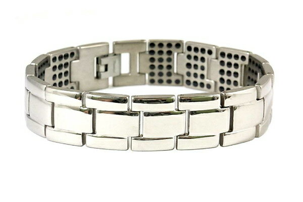 　　　　GERMANIUM BRACELET　stainless body 　　　　ゲルマニウムブレスレット 　ステンレス製ボディ ゲルマニウムを含有した素材で、 ファッション性を重視したブレスレットに仕上げました。 訳ありの理由ですが、 過剰在庫処分の為、原価ギリギリ…この価格にて販売させていただきます。 もちろん商品に問題がある訳ではありません。 仕入れ担当が当初の予定以上に多めに仕入れてしまったんです…（涙） 通常は10,000円〜15,000円で販売しているゲルマニウムブレスレットです。 年に何度もこの様な価格で販売はしていません。 それなりの理由があるのですが、効果・効能を書くと、 薬事法に抵触をするので説明を省きますが、 一度、ご購入いただいた方は、皆さん手放せなくなっています。 ● ゲルマニウムについて 32番目の元素（Ge）。 約100年ほど前にドイツのウィンクラー博士が銀の鉱石より分離することに成功し、発見された亜金属元素で、金属・非金属の性質を併せ持つ半導体です。 ゲルマニウムは金属と非金属の中間の亜金属の半導体です。 半導体とは、光や熱などのエネルギーによって反応し、電気を通す導体となったり、通さない絶縁体になる性質をいいます。 ゲルマニウムは有機と無機の2つがあります。 大まかに言うと、有機は植物の中に含まれているゲルマニウム、無機は鉱石などの中に含まれているゲルマニウム です。 1967年に、無機を有機に転換させる技術が確立されました。 その後、各種試験による高い安全性が認められ、1992年、WHO（世界保健機関）は物質名「有機ゲルマニウム」を正式に登録認知しました。 また、アメリカのネバタ州などでは保険適用が認められていますし、日本では貼り付け型治療器として厚生労働省から認可を受けています。 ● 当ブレスレットの特徴 ステンレス製ブレスレットにゲルマニウムを含有した素材で、 ファッション性を重視したアクセサリーとして仕上げました。 付けているのが分からない位とても軽く出来ています。 サイズの調整は、初めての方でも付属の調整用修理ピンで出来ますが、 難しい場合は、時計店等で調整をお願い致します。 ゲルマニウムアクセサリーは、 薬事法の規制により販売が制限されるようになりました。 その為、ゲルマニウムアクセサリーの製造が 少なくなりましたので、現在は入荷が困難な状態になりました。 当ゲルマニウムネックレスも 在庫分の販売で、在庫が無くなった辞典で販売は中止する予定です。 あの時買っておけば良かったと、後悔する商品の一つかも知れません。 ゲルマニウムの効果効能につきましては、 薬事法に抵触しますので掲載は出来ません。 ご理解を賜ります様よろしくお願い致します。 サイズ長さ約　20.0cm 幅約　1.5cm重量約40g素材・材質ステンレス製 ゲルマニウム（粒） 　255粒付属品調整ピン 【ご使用方法】 手、足、首に装着してください。　複数ご使用になられることをおすすめします。 【使用上の注意】 ・幼児の手の届かない所に保管して下さい・異常を感じたときには使用をおやめ下さい。 ・多少の変色する場合がありますが、品質に問題はありません 【ご注意】 水仕事・水泳・お風呂等では当ゲルマニウムアクセサリーは必ず取り外してください。 装着したまま利用されますとゲルマニウム粒が剥がれ落ちる原因となります。