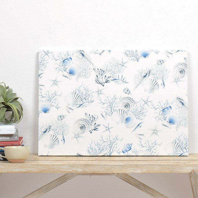 乐天商城 - 【スーパーSALE割引+最大10％OFFクーポン】ファブリックパネル Lサイズ 51.5cm×73cm コーラル＆シェル シェル マリン 海 花 玄関 おしゃれ ファブリックボード シンプル 壁掛け 壁飾り ウォールパネル アート 布 パネル インテリア ファブリックアート かわいい