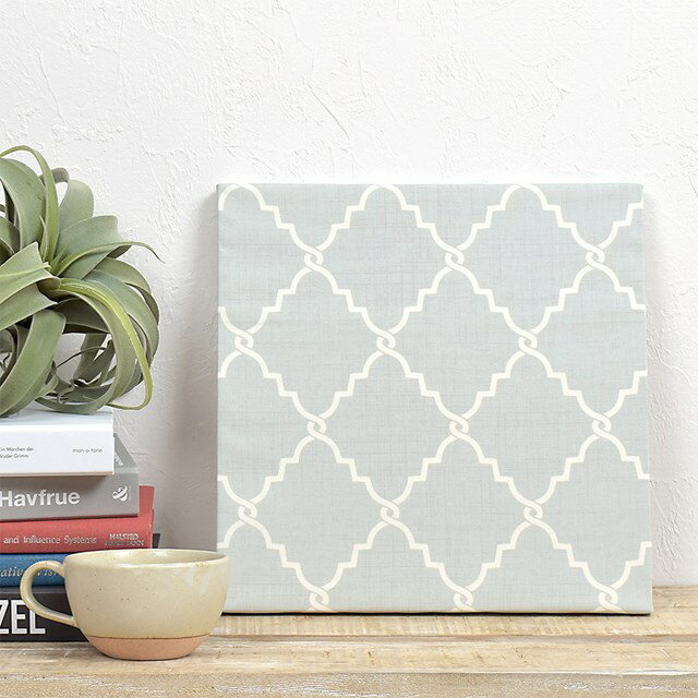 Rakuten - ファブリックパネル Mサイズ 33cm×33cm モロッコパターン グレー シンプル シック 花 玄関 おしゃれ ファブリックボード シンプル 壁掛け 壁飾り ウォールパネル アート 布 パネル インテリア ファブリックアート かわいい
