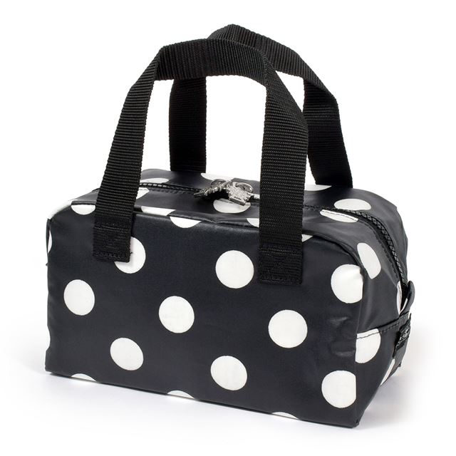 商品名保温・保冷バッグ polka dot large(broadcloth・black)商品の特長1.保温・保冷シート内蔵で離乳食の持ち運びOK保温・保冷シートを内蔵し、しっかり丁寧に縫製しました。離乳食カップやフルーツを入れた容器などをバッグに収納することで手軽に持ち運ぶことができます。2.取り出しやすい両開きファスナー仕様バッグの開口部は大きく開く、両開きファスナー仕様。中身の確認がしやすく、離乳食やおやつを入れたシール容器など、中身の出し入れもスムーズです。3.内側に便利なメッシュポケット付きバッグの内側に、保冷剤やお手拭きなどをセットできる内ポケット付き。中に入っているものがひと目で確認できるので、なくしやすい小物の収納にも便利です。4.カトラリーセットも収納できる横長タイプフォークやスプーンなどのカトラリーも収納しやすい横長タイプ。必要なものをサッと取り出せます。持ち手付きなので持ち運びにも便利です。5.キレイなまま長期にわたって使える品質と、安全性。COLORFUL CANDY QUALITY国際的なテスト機関で堅牢性・安全性確認済みの素材のみを使用。仕入れから製造・販売まで、リスクを入り込ませない一貫体制。キレイなまま長期にわたって使える品質と、安全性。それがCOLORFUL CANDY QUALITY。サイズ・素材サイズ（単位：cm）タテ：約11.5／ヨコ：約20.5／マチ：約11／持ち手高さ：約11※商品によってサイズに多少の誤差がございます。予めご了承ください。素材： 綿100% マットPVC加工 本体中：発泡ポリエチレン/アルミ蒸着フィルム本体裏：ポリエステル100%必ずお読みください SDGs活動の一環として、COLORFUL CANDY STYLEは売上の一部をセーブ・ザ・チルドレンに寄付し、途上国の子どもたちの教育を支援しています。→詳しくはこちら●使用におけるご注意※完全防水ではありません。※汚れたまま長時間放置した場合、シミになるおそれがありますので、すぐに汚れを拭取り、陰干ししてください。※汚れた場合は中性洗剤を含ませた布でふきとった後、しっかりと水拭きを行い洗剤を残さないでください。※洗濯機での丸洗い、手洗いはお避けください。※凍らせたものを入れると、結露による水滴が多少付く場合がございます。※アイロンの使用やドライヤーでの乾燥、除菌スプレーの使用はお避けください。※引きずる等の摩擦でコーティングが剥がれることがあります。※保管の際は、べたつきの原因になりますので、温度および湿度の低い風通しのよい場所で保管してください。●生地柄について商品の特性上、生地の取り位置により柄の出方など多少の個体差が生じ、画像と仕上がりが異なることがございます。あらかじめご了承いただき、それぞれの表情をお楽しみください。●生地色について生地および商品の画像は、できるだけ商品に近いカラーにて掲載をしております。同じ色名でも生地や商品によって明るさや鮮やかさなど色味が異なりますので、ご購入時には商品詳細ページ「生地拡大」にて色味をご確認下さい。※お客様のモニター設定やPCの機種、室内環境等により、色味に違いが発生してしまう場合もございます。●サイズについて商品のサイズは、全て平置きにて外寸を測定しております。商品によっては+-0.5cm〜1cmの誤差が発生してしまう場合がございます。●商品仕様について商品は写真と異なる場合や同等品へ仕様変更する場合がございます。予めご了承ください。また、お揃い生地商品が完売の際はご了承ください。＼ゴールデンウイーク特集／クーポン＆対象商品購入でノベルティプレゼント