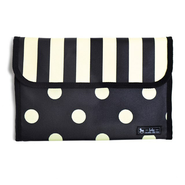 商品名マルチケース/母子手帳ケース ジャバラタイプ polka dot large(twill・black)商品の特長1.幅広く使えるマルチケース妊娠中の経過や赤ちゃんの健康状態などを記録していく母子手帳や、お薬手帳、病院の診察券、保険証、印鑑のような貴重品もまとめて収納できるマルチケースです。2.大きく開いて仕分けがしやすいジャバラタイプ中身が取り出しやすいジャバラタイプで収納力も抜群。Lサイズの母子手帳(タテ約21cm×ヨコ約14.8cm)に対応し、兄弟・姉妹など二人分の手帳もひとまとめに。3.機能的で便利なポケットがいっぱい貴重品を収納できるファスナー付きポケットやカードポケット、ペンホルダー、中身が確認できるメッシュポケットなど小分けに便利なポケットが満載です。4.通帳ケース・パスポートケースとしても大活躍通帳や領収書、カード類等を収納する通帳ケースやパスポートやチケットなどを収納するトラベルケースとしてなど用途に合わせてご愛用いただけます。5.キレイなまま長期にわたって使える品質と、安全性。COLORFUL CANDY QUALITY国際的なテスト機関で堅牢性・安全性確認済みの素材のみを使用。仕入れから製造・販売まで、リスクを入り込ませない一貫体制。キレイなまま長期にわたって使える品質と、安全性。それがCOLORFUL CANDY QUALITY。サイズ・素材サイズ（単位：cm）タテ：約17.5／ヨコ：約26／マチ：約1.5／奥行き：約16.5※商品によってサイズに多少の誤差がございます。予めご了承ください。素材： 綿100% PVC加工 裏：ナイロン100％必ずお読みください SDGs活動の一環として、COLORFUL CANDY STYLEは売上の一部をセーブ・ザ・チルドレンに寄付し、途上国の子どもたちの教育を支援しています。→詳しくはこちら●使用におけるご注意※母子手帳はLサイズまで対応しています。※母子手帳ケースとしてご利用の際は、お住まいの市町村の母子手帳のサイズをよくお確かめください。参考Sサイズ:タテ約14.8cm×ヨコ約10.5cmMサイズ:タテ約18.2cm×ヨコ約12.8cmLサイズ:タテ約21.0cm×ヨコ約14.8cm※完全防水ではありません。※汚れたまま長時間放置した場合、シミになるおそれがありますので、すぐに汚れを拭取り、陰干ししてください。※汚れた場合は中性洗剤を含ませた布でふきとった後、しっかりと水拭きを行い洗剤を残さないでください。※洗濯機での丸洗い、手洗いはお避けください。※アイロンの使用やドライヤーでの乾燥、除菌スプレーの使用はお避けください。※引きずる等の摩擦でコーティングが剥がれることがあります。※保管の際は、べたつきの原因になりますので、温度および湿度の低い風通しのよい場所で保管してください。●生地柄について商品の特性上、生地の取り位置により柄の出方など多少の個体差が生じ、画像と仕上がりが異なることがございます。あらかじめご了承いただき、それぞれの表情をお楽しみください。●生地色について生地および商品の画像は、できるだけ商品に近いカラーにて掲載をしております。同じ色名でも生地や商品によって明るさや鮮やかさなど色味が異なりますので、ご購入時には商品詳細ページ「生地拡大」にて色味をご確認下さい。※お客様のモニター設定やPCの機種、室内環境等により、色味に違いが発生してしまう場合もございます。●サイズについて商品のサイズは、全て平置きにて外寸を測定しております。商品によっては+-0.5cm〜1cmの誤差が発生してしまう場合がございます。●商品仕様について商品は写真と異なる場合や同等品へ仕様変更する場合がございます。予めご了承ください。また、お揃い生地商品が完売の際はご了承ください。＼ゴールデンウイーク特集／クーポン＆対象商品購入でノベルティプレゼント