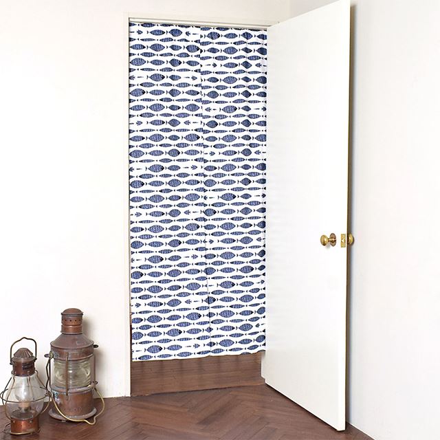 商品名アウトレット 間仕切りカーテン・のれん (86cm×180cm) ブルーフィッシュ商品の特長さまざまな空間に、コーディネートが楽しめる間仕切りカーテンです市販のつっぱり棒を通すだけで簡単に設置できる間仕切りカーテン。綿オックスは適度に厚みがあるため、目隠しや間仕切りに最適です。お部屋の入り口の間仕切りの他、ドアがないお部屋の冷気・暖気遮断や玄関などの目隠し、空気の入れ替え時など、いろいろな用途として活躍します。ロング丈のため、様々なインテリアスタイルに合わせやすいアイテムです。お好みの柄でおしゃれでモダンな空間を演出してください。素材の綿オックス生地は、繰り返しのお洗濯にも耐久性が高く色褪せしづらいので、長持ちします。サッと洗えていつでも清潔に保てます。※柄の位置は商品によって異なります。※つっぱり棒は付属しておりません。こちらはアウトレット商品です。あらかじめご了承の上、ご購入くださいませ※返品・交換はお受けできません。（著しく気になる場合はお問い合わせくださいませ）※ラッピング対象外商品です。■商品仕様について商品は写真と異なる場合や同等品へ仕様変更する場合がございます。予めご了承ください。サイズ・素材サイズ（単位：cm）タテ：約180／ヨコ：約86※商品によってサイズに多少の誤差がございます。予めご了承ください。素材：綿100%必ずお読みください●洗濯について洗濯により若干の色落ち、濡れた状態での接触により色移りすることがございます。洗濯の際は、他のものとまとめて洗うのはお避け下さい。●柄の出方について柄の出方は、生地の裁断により、一点一点異なります。あらかじめご了承ください。●商品仕様について商品は写真と異なる場合や同等品へ仕様変更する場合がございます。予めご了承ください。また、お揃い生地商品が完売の際はご了承ください。
