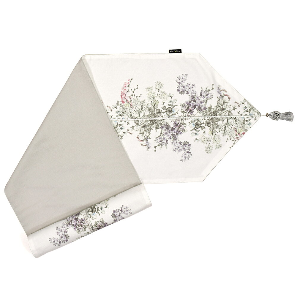 この商品は他のサイズもございます30cm×100cmサイズ30cm×130cmサイズ30cm×180cmサイズ商品名テーブルランナー・テーブルセンター (30cm×180cm) リバーシブルタイプ 綿100% タッセル・ラメテープ付き フローラルガーデン商品の特徴テーブルにプラスのアクセントで華やかに変わりますテーブルランナーはテーブルの中央に掛けるテーブルコーディネートアイテムです。綿オックスの風合いを生かした、両面使えるリバーシブルの贅沢な仕様です。ダイニングを華やかにするテーブルランナーは、サッと敷くだけでいつもと違う特別な雰囲気に変えてくれます。家族での日々、友人などが集うホームパーティや記念日のディナーを素敵に彩ります。中央にあしらったラメテープが光を受けて繊細にきらめき、両端のシックなタッセルとともに上品なアクセントを添えます。綿オックス生地を贅沢に2枚仕立てで縫製することにより、高級感あふれる厚手でしっかりとしたテーブルランナーとして、長く愛用して頂くことができます。リバーシブルなので、その日の食卓や気分によっていろいろ使い分けができて楽しめます。汚れても手洗いで簡単に洗えるので、常に清潔さを保てます。お好みの柄を選んで、テーブル周りをイメージチェンジしてみませんか。お部屋のテーマや季節によって選ぶことで、コーディネートの楽しさも広がります。※裏表が別柄のリバーシブル仕様になります。※柄の位置は商品によって異なります。サイズ・素材サイズ（単位：cm）タテ：約180／ヨコ：約30※商品によってサイズに多少の誤差がございます。予めご了承ください。素材：綿100%柄について必ずお読みください●洗濯について洗濯により若干の色落ち、濡れた状態での接触により色移りすることがございます。洗濯の際は、他のものとまとめて洗うのはお避け下さい。●生地柄について商品の特性上、生地の取り位置により柄の出方など多少の個体差が生じ、画像と仕上がりが異なることがございます。あらかじめご了承いただき、それぞれの表情をお楽しみください。●生地色について生地および商品の画像は、できるだけ商品に近いカラーにて掲載をしております。同じ色名でも生地や商品によって明るさや鮮やかさなど色味が異なりますので、ご購入時には商品詳細ページ「生地拡大」にて色味をご確認下さい。※お客様のモニター設定やPCの機種、室内環境等により、色味に違いが発生してしまう場合もございます。●サイズについて商品のサイズは、全て平置きにて外寸を測定しております。商品によっては+-0.5cm〜1cmの誤差が発生してしまう場合がございます。●商品仕様について商品は写真と異なる場合や同等品へ仕様変更する場合がございます。予めご了承ください。また、お揃い生地商品が完売の際はご了承ください。