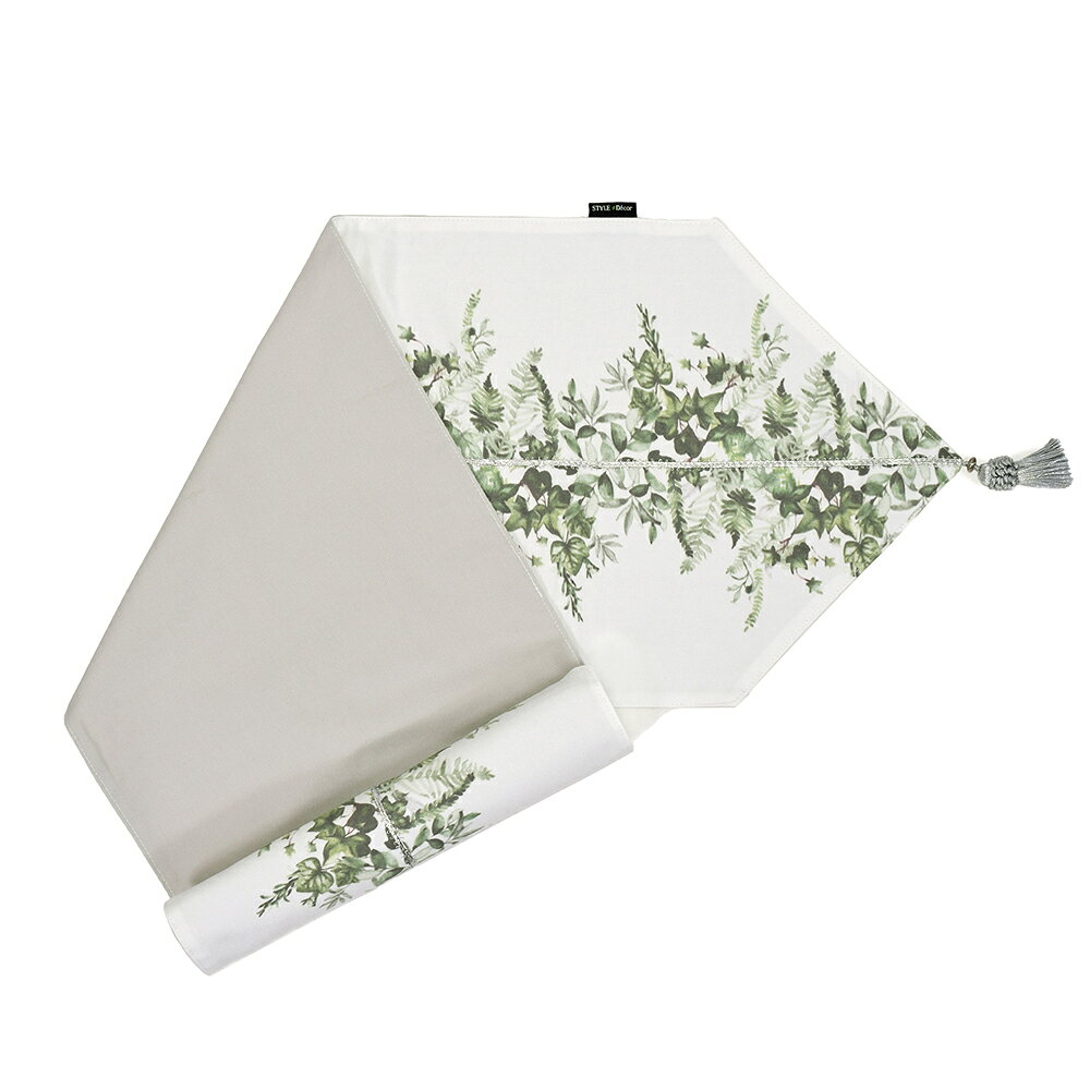 この商品は他のサイズもございます30cm×100cmサイズ30cm×130cmサイズ30cm×180cmサイズ商品名テーブルランナー・テーブルセンター (30cm×130cm) リバーシブルタイプ 綿100% タッセル・ラメテープ付き グリーンリーブス商品の特徴テーブルにプラスのアクセントで華やかに変わりますテーブルランナーはテーブルの中央に掛けるテーブルコーディネートアイテムです。綿オックスの風合いを生かした、両面使えるリバーシブルの贅沢な仕様です。ダイニングを華やかにするテーブルランナーは、サッと敷くだけでいつもと違う特別な雰囲気に変えてくれます。家族での日々、友人などが集うホームパーティや記念日のディナーを素敵に彩ります。中央にあしらったラメテープが光を受けて繊細にきらめき、両端のシックなタッセルとともに上品なアクセントを添えます。綿オックス生地を贅沢に2枚仕立てで縫製することにより、高級感あふれる厚手でしっかりとしたテーブルランナーとして、長く愛用して頂くことができます。リバーシブルなので、その日の食卓や気分によっていろいろ使い分けができて楽しめます。汚れても手洗いで簡単に洗えるので、常に清潔さを保てます。お好みの柄を選んで、テーブル周りをイメージチェンジしてみませんか。お部屋のテーマや季節によって選ぶことで、コーディネートの楽しさも広がります。※裏表が別柄のリバーシブル仕様になります。※柄の位置は商品によって異なります。サイズ・素材サイズ（単位：cm）タテ：約130／ヨコ：約30※商品によってサイズに多少の誤差がございます。予めご了承ください。素材：綿100%柄について必ずお読みください●洗濯について洗濯により若干の色落ち、濡れた状態での接触により色移りすることがございます。洗濯の際は、他のものとまとめて洗うのはお避け下さい。●生地柄について商品の特性上、生地の取り位置により柄の出方など多少の個体差が生じ、画像と仕上がりが異なることがございます。あらかじめご了承いただき、それぞれの表情をお楽しみください。●生地色について生地および商品の画像は、できるだけ商品に近いカラーにて掲載をしております。同じ色名でも生地や商品によって明るさや鮮やかさなど色味が異なりますので、ご購入時には商品詳細ページ「生地拡大」にて色味をご確認下さい。※お客様のモニター設定やPCの機種、室内環境等により、色味に違いが発生してしまう場合もございます。●サイズについて商品のサイズは、全て平置きにて外寸を測定しております。商品によっては+-0.5cm〜1cmの誤差が発生してしまう場合がございます。●商品仕様について商品は写真と異なる場合や同等品へ仕様変更する場合がございます。予めご了承ください。また、お揃い生地商品が完売の際はご了承ください。