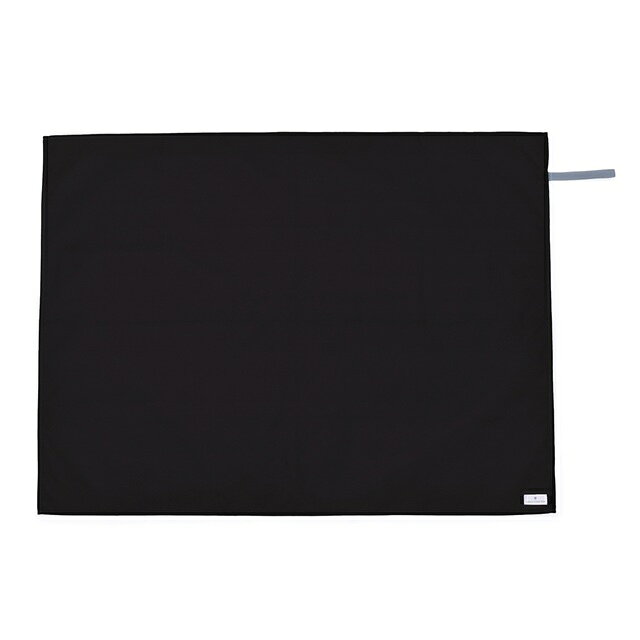 注目のキャンペーン・特集商品説明商品名レジャーシート 2〜3人用 (90cm×120cm) 撥水・軽量タイプ くすみ無地 くすみブラック商品の特長1.軽量・丈夫・速乾性。トップクオリティの新素材で快適さを追及！快適さを追求した新素材は、シワになりにくく、耐久性もバツグン。今後もおしゃれ＆可愛い柄で登場予定です。2.水を弾く素材だから、汚れに強くお手入れ簡単水や液体が表面に弾いて滑り落ちる撥水機能。汚れてもサッと拭くだけお手入れ簡単です。3.90cm×120cmの2〜3人用サイズでアウトドアにピッタリ2〜3人用サイズのレジャーシートは、ピクニックやキャンプ、運動会など、様々なシーンで活躍します。食事の際の食べこぼしマットや、子どもが遊ぶ際のプレイマットにもご活用いただけます。4.軽くて持ち運びもらくらく。小さなお子様でも小さく折りたためてばらけません小さくたたんで幅広ゴムをかけるだけで簡単にまとまり、一体型のゴムは無くす心配がありません。5.キレイなまま長期にわたって使える品質と、安全性。COLORFUL CANDY QUALITY国際的なテスト機関で堅牢性・安全性確認済みの素材のみを使用。仕入れから製造・販売まで、リスクを入り込ませない一貫体制。キレイなまま長期にわたって使える品質と、安全性。それがCOLORFUL CANDY QUALITY。サイズ・素材サイズ（単位：cm）広げた状態(本体)：タテ：約90／ヨコ：約120／ゴム長さ：約16.5たたんだ状態(本体)：タテ：約16／ヨコ：約24／ゴム幅：約2※商品によってサイズに多少の誤差がございます。予めご了承ください。素材：綿100%必ずお読みくださいSDGs活動の一環として、COLORFUL CANDY STYLEは売上の一部をセーブ・ザ・チルドレンに寄付し、途上国の子どもたちの教育を支援しています。→詳しくはこちら●使用におけるご注意※ポリエステルには汚れを吸収する特性があり、汚れが強いものと一緒に洗濯してしまうと生地が黒ずんでしまう場合があります。付着した汚れが強いものとは別に洗濯して下さい※ポリエステルには防火性がないため、火を近づけると生地が溶けてしまう可能性があります。高温のアイロンでも変形・テカリが出る場合があります。使用する際はご注意下さい、※乾燥機にかけると変形してしまう可能性があります。もともと乾きやすい生地なので自然乾燥がおすすめです。※熱と一緒にシワをつけてしまうとなかなか取れないので、洗濯機の脱水や乾燥は短めにしてください。※高温のお湯だと逆汚染が起こりやすくなりますので、ぬるま湯をおすすめします。※ポリエステル生地は日光に強い素材ですが、濃い色のものは色落ち色あせしてしまうので陰干しがおすすめです。※色の濃いものと一緒にお洗濯は避けて下さい。※洗濯後、長時間放置しないで下さい。※暑い場所で長期間、他の物と一緒に放置しているとプリントの色移りする可能性があります。●洗濯について洗濯により若干の色落ち、濡れた状態での接触により色移りすることがございます。洗濯の際は、他のものとまとめて洗うのはお避け下さい。●生地柄について商品の特性上、生地の取り位置により柄の出方など多少の個体差が生じ、画像と仕上がりが異なることがございます。あらかじめご了承いただき、それぞれの表情をお楽しみください。●生地色について生地および商品の画像は、できるだけ商品に近いカラーにて掲載をしております。同じ色名でも生地や商品によって明るさや鮮やかさなど色味が異なりますので、ご購入時には商品詳細ページ「生地拡大」にて色味をご確認下さい。※お客様のモニター設定やPCの機種、室内環境等により、色味に違いが発生してしまう場合もございます。●サイズについて商品のサイズは、全て平置きにて外寸を測定しております。商品によっては+-0.5cm〜1cmの誤差が発生してしまう場合がございます。●商品仕様について商品は写真と異なる場合や同等品へ仕様変更する場合がございます。予めご了承ください。また、お揃い生地商品が完売の際はご了承ください。 メーカー希望小売価格はメーカーカタログに基づいて掲載しています