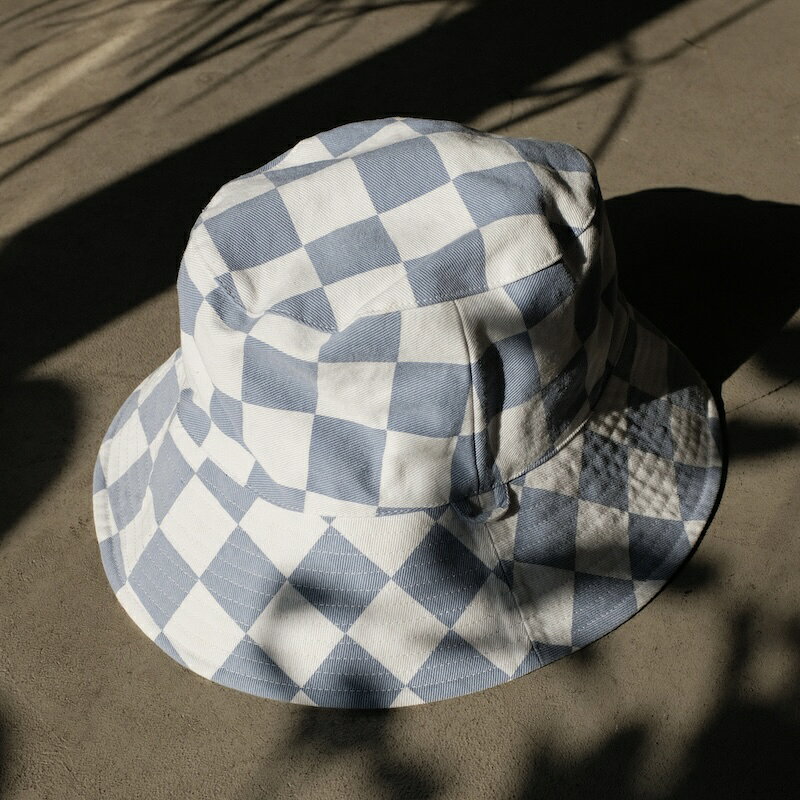 GREI. / WIDE BRIM BUCKET HAT SKY 24SS 送料無料 グレイ MADE IN USA ユニセックス 24SS 新作 通販 GREI. / WIDE BRIM BUCKET HAT SKY24SS新作。ナイスカラーリング。圧倒的ブリム。前側のブリムを折ってラフに、深めに被って雰囲気を出すのもあり。夏、重宝するやつです。NATURAL、SKYの2色をご用意しております。コットン100% MADE IN USASIZEFREE(M/L) 頭周り約62cm 高さ約10cm つば約8cm返品・交換について※当店ではお客様都合によるキャンセルは受け付けておりません。 詳細は上記リンクをご参照下さい。色見、サイズに関する返品のご要望にも、オンライン販売の特性上お応えできかねますので、ご理解、ご了承の上ご注文下さい。【GREI】2011年にスタートしたニューヨークのブランド。 アンドリュー・スパルゴーとラリー・ポールの2人がデザイナーを務め、手作業によるインディゴ染めなどを得意とし、機械による大量生産ではなく職人による手作業でのプロセスを大切にモノ作りを行う。 ブランドの名前にもなっているグレー(灰色)というその色自体の曖昧さは力重く暗い雰囲気から、柔らかさ、また洗練されたものと幅広い雰囲気を表現することを可能にしている。 また、灰色というパレットをもとに作るブルーとグレーをベースにした彼らの作品はユニークで、彼らの手染めの技術は多くの感度の高い顧客がリピーターとなっている。 2