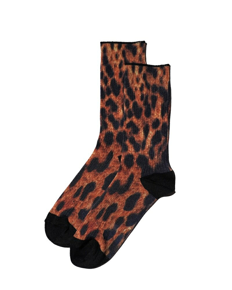 ROSTER SOX / RS-527 LEO ROSTER SOX ロスターソックス 通販 靴下 ソックス 新作 26AW ROSTER SOX / RS-527 LEO足元からスタイリングを引き締める、存在感のあるレオパード柄ソックス。リアルな柄行きと程よいインパクトで、シンプルなコーディネートにもさりげなくエッジを効かせます。糸にはMVS紡績糸を使用し、洗濯に強く吸水性に優れ、毛羽立ちが少ないため長くきれいな状態で着用可能。さらに糸自体の強度が高く、デイリーに履いても形が崩れにくいのもポイントです。ポリエステル,ポリウレタンMADE IN JAPANSIZES 23〜25cmM 25〜27cm返品・交換について※当店ではお客様都合によるキャンセルは受け付けておりません。 詳細は上記リンクをご参照下さい。色見、サイズに関する返品のご要望にも、オンライン販売の特性上お応えできかねますので、ご理解、ご了承の上ご注文下さい。【 ROSTER SOX 】 ROSTER(ロスター)は野球用語で1軍登録を意味します。ブランド名には、靴下業界において日本製、機能素材のあるスポーツソックスに特化し、そのデザインとクオリティで1軍として活躍したいという願いが込められています。靴下ひとつで気分が変わる、コーディネートが変わる、そんなデザイナーが生まれ育った環境やフィーリングをデザインに落とし込んでいます。 機能性とデザイン性の融合、ありそうでなかなか見つからなかったソックスが日本製で実現しました。 2