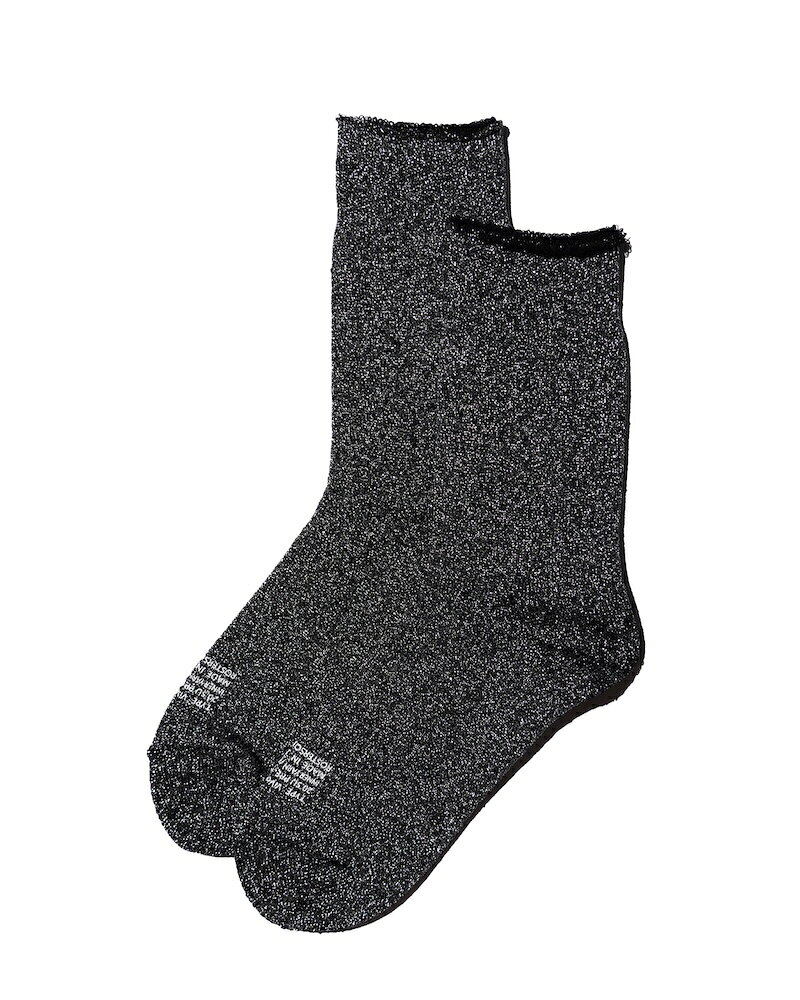 ROSTER SOX / RS-519 LAME VIVO WOOL ROSTER SOX ロスターソックス 通販 靴下 ソックス 新作 26AW ROSTER SOX / RS-519 LAME VIVO WOOL内側にメリノウールのパイル糸を使った、ふかふかソックス。旧式の編み機でゆっくり丁寧に編み立て、やわらかくあたたかい履き心地。ウール特有のチクチク感がなく、思わず履きたくなるやさしい肌ざわり。ミリタリーテイストに、さりげないラメがアクセント。折り返して履いてもかわいいデザインで、ちょっと気分を上げたい日にもおすすめです。デイリーにもギフトにもぴったりな、季節の定番ソックス。ウール,ナイロン,その他MADE IN JAPANSIZES 23〜25cmM 25〜27cm返品・交換について※当店ではお客様都合によるキャンセルは受け付けておりません。 詳細は上記リンクをご参照下さい。色見、サイズに関する返品のご要望にも、オンライン販売の特性上お応えできかねますので、ご理解、ご了承の上ご注文下さい。【 ROSTER SOX 】 ROSTER(ロスター)は野球用語で1軍登録を意味します。ブランド名には、靴下業界において日本製、機能素材のあるスポーツソックスに特化し、そのデザインとクオリティで1軍として活躍したいという願いが込められています。靴下ひとつで気分が変わる、コーディネートが変わる、そんなデザイナーが生まれ育った環境やフィーリングをデザインに落とし込んでいます。 機能性とデザイン性の融合、ありそうでなかなか見つからなかったソックスが日本製で実現しました。 2