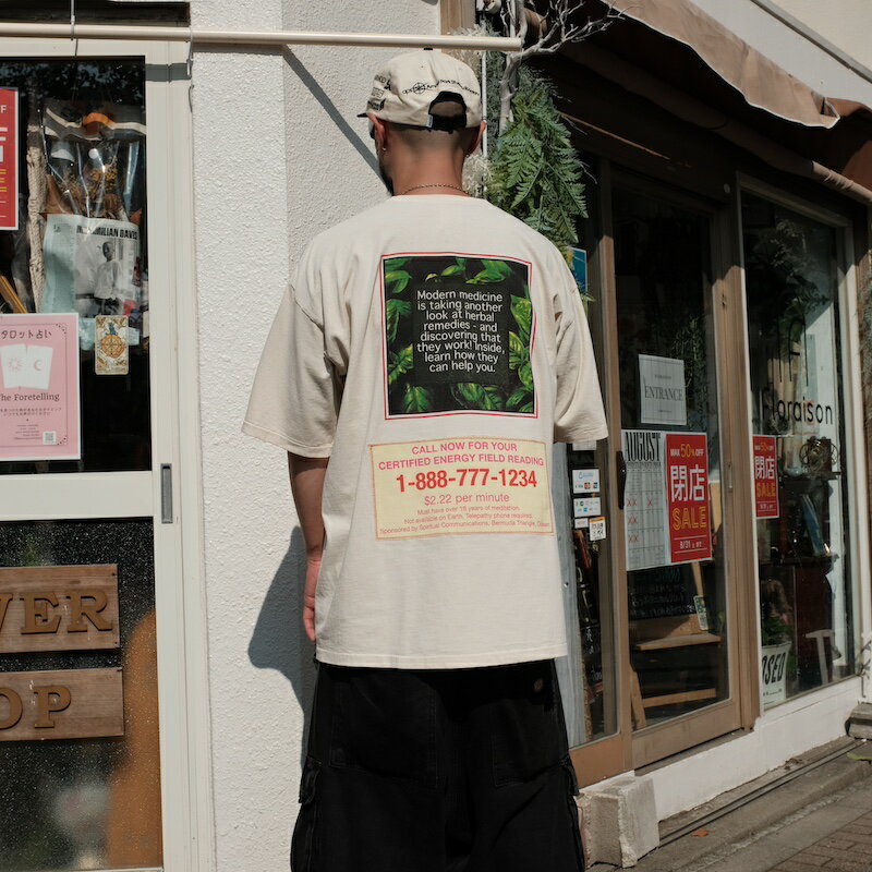 CRTFD / AYURVEDIC T NATURAL 24AW FW 送料無料 CRTFD サーティファイド 24AW FW 新作 MADE IN USA CRTFD / AYURVEDIC T NATURAL24AW新作。【CRTFD / サーティファイド】メッセージ性の強いグラフィックが目を惹く、カリフォルニアを拠点とするブランドです。左胸ロゴプリント、背中プリントに加え腰部分はプリントを模したアップリケと謎のこだわり。値段もスペシャルです。右裾に【Crtfd】のロゴ刺繍。シルエットは丈、幅ともに大きめ。鬼デカいと言うわけではなく、程よくと言った感じ。バランスは取りやすいかと。作りも丸胴を採用している為、ビッグシルエットと相まって、ストレスなく着用可能です。This garment was responsibly produced using re-purposed materials. Imperfections are intended to add to the unique characteristic of this garment.CRTFDからのメッセージです。この服はリサイクル素材を使用し、責任を持って製造しています。不完全さも、この服をよりユニークにする為のものです。XLサイズのみ。NATURAL、VINTAGE BLACKの2色展開。コットン 100% MADE IN USA172cm 62kg XLサイズ着用176cm 66kg XLサイズ着用SIZEXL 着丈約70cm 肩幅約62cm 身幅約69cm 袖丈約25cm返品・交換について※当店ではお客様都合によるキャンセルは受け付けておりません。 詳細は上記リンクをご参照下さい。色見、サイズに関する返品のご要望にも、オンライン販売の特性上お応えできかねますので、ご理解、ご了承の上ご注文下さい。【CRTFD】CRTFD は単なるブランドではありません。都会の体験と自然への回帰を調和させる運動です。衣服だけにとどまらず、人工化が進む世界において、芸術性と有機的な価値を受け入れることを信条としています。 5