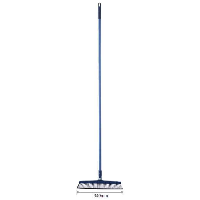 硬軟2種類の毛材で、微細なホコリから重量ゴミまでキャッチ。 用 途：Pタイル・木床・コンクリート床など、屋内を中心とした清掃。 サイズ：幅約340mm　全長約1350mm 重量：約380g 毛の長さ：約40mm 材質：ハンドル：スチールパイプ（φ約19mm）、甲：PP、毛：PP、PET、馬毛 PP＋PET＋馬毛　白い太毛材と汎用毛材が2層に植毛。ゴミに合わせ裏表で効率的に清掃。 自由箒ツーウェイ32用スペアはこちら 合計金額で送料無料の場合や送料無料の商品でも配送先が沖縄、北海道の場合は別途送料が必要になります。ご注文時に送料が無料になっている場合がありますが、後ほど送料を修正し正式な金額をご連絡いたします。 ※注意点　モニターの発色によりお色が違って見える場合がございます。