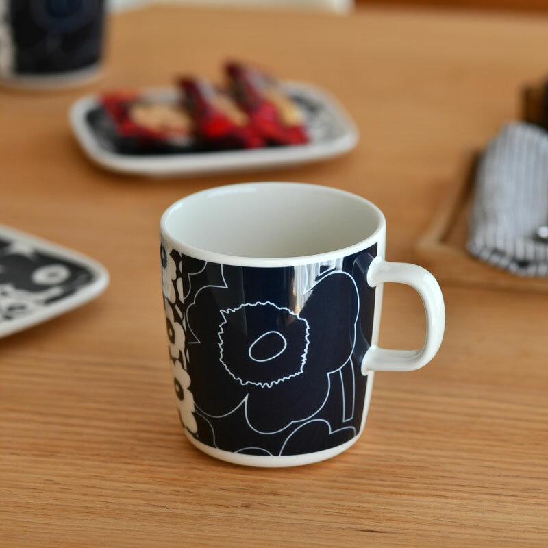 マリメッコ マグカップ 400ml ウニッコ コラーシ ダークブルー×ホワイト marimekko Unikko Kollaasi ダークネイビー 大きめ おしゃれ 人気 送料無料のサムネイル