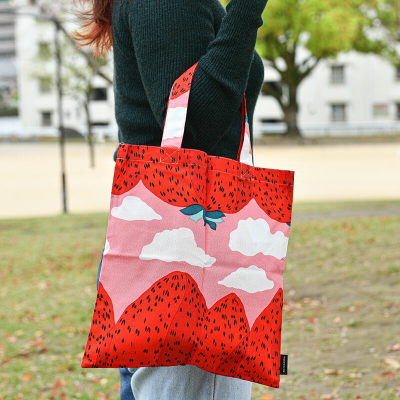 【セール40％OFF】 マリメッコ スモールファブリックバッグ 33×34cm マンシッカ ヴォレット レッド×ピンク アジア限定 marimekko Mansikkavuoret トートバッグ おしゃれ 人気 _ss11のサムネイル