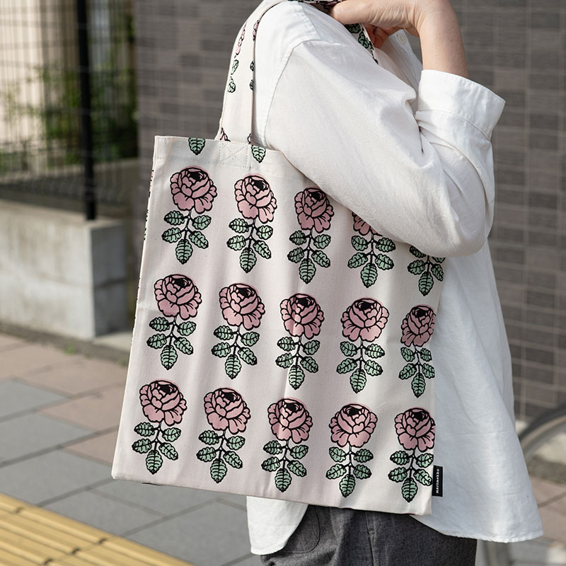マリメッコ スモールファブリックバッグ 33x32cm ヴィヒキルース ライトグリーン×コットン グリーン アジア限定 marimekko Vihkiruusu トートバッグ エコバッグ おしゃれ 大人気 送料無料のサムネイル