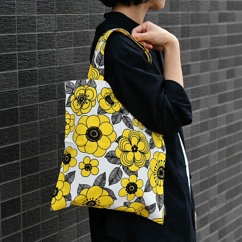 マリメッコ スモールファブリックバッグ 33×32cm アウリンゴンクッカ ひまわり ベージュ×ホワイト×イエロー 日本限定 marimekko Auringonkukka おしゃれ かわいい 送料無料のサムネイル