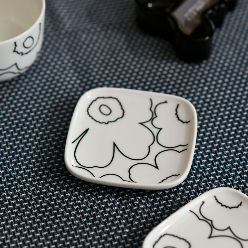 【セール30%OFF】 マリメッコ プレート 10cm×10cm 1個 角皿 ウニッコ パウダー×ダークレッド marimekko Unikko お皿 おしゃれ 人気 _ss06のサムネイル