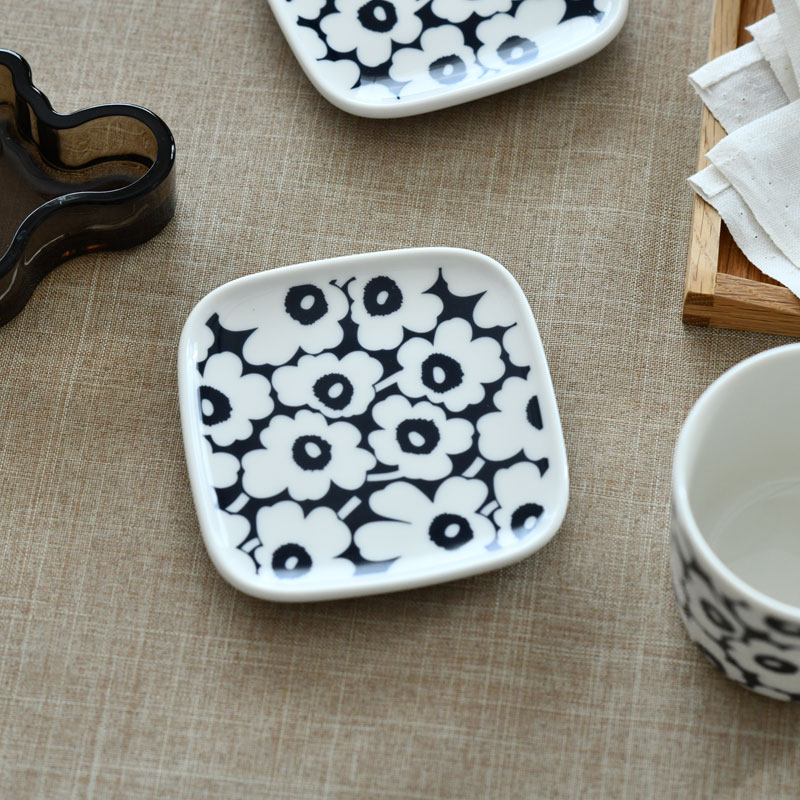 【セール30%OFF】 マリメッコ プレート 10×10cm ティイリスキヴィ ホワイト×ゴールド marimekko TIILISKIVI おしゃれ ギフト プレゼント _ss06evのサムネイル
