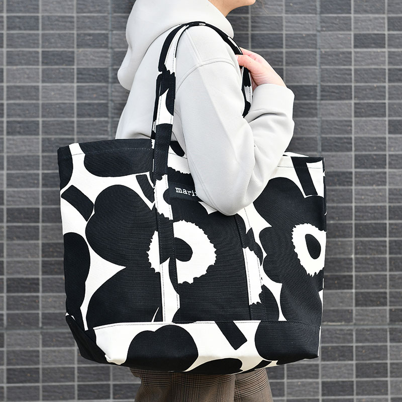 マリメッコ トートバッグ ウニッコ ペルスカッシ ブラック×オフホワイト marimekko Peruskassi Unikko 送料無料のサムネイル
