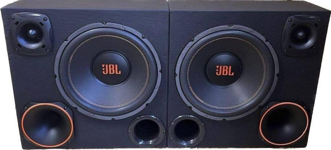 商品情報メーカー名JBLスペック2個セットJBL バスレフ 3WAY ボックス トランクオーディオ 配線類、アンプはついておりませんのでご注意ください。別途購入となります。JBL 12SWNS350 12インチ サブウーファー最大入力(MAX) 700W定格入力(RMS) 350Wインピーダンス 4オーム能率 1W/1m 89dB応答周波数 34〜150 HzJBL ST200 スーパーツイーター最大: 140 Wrms定格: 70 Wrmsインピーダンス: 8 ohms出力音圧レベル: 105 dB/SPL再生周波数: 2.000Hz ~ 20.000Hzサイズ:直径: 115x124 mm 高さ: 63 mmJBL D200定格入力(RMS) 50W最大入力(MAX) 100Wインピーダンス 8ohm能率 107dB応答周波数 500Hz ~ 7000HzFiamon 1450 1インチ プラスチックホーン 15cmタイプドライバー取り付け径 3.5cm直径 15.4cm長さ 15cmボックスサイズ高さ：45 cm x 幅：45 cm x 長さ：41 cm注意点配線類、アンプはついておりませんのでご注意ください。別途購入となります。海外輸入品となるため商品の箱に汚れや傷、凹み等がある場合があります。商品本体にも、工場出荷時の細かな傷や塗装ハゲがある場合がございます。商品の使用に影響が出る場合は交換を致します。商品自体は新品、未使用になります。ご理解の程よろしくお願い致します。取り付け後の商品の不具合につきましては、ご対応致しかねます。※取り付けは専門ショップで行う事を推奨致します。2個セット　JBLジェイビーエル バスレフ 3WAY ボックス　トランクオーディオ12インチサブウーファー　外向きカーオーディオ このボックス一つで車内で好きな音楽を気持ちよく大音量で楽しむことができます！ 当日12時までのご注文でその日に発送致します。12時以降は翌日発送になります。 1