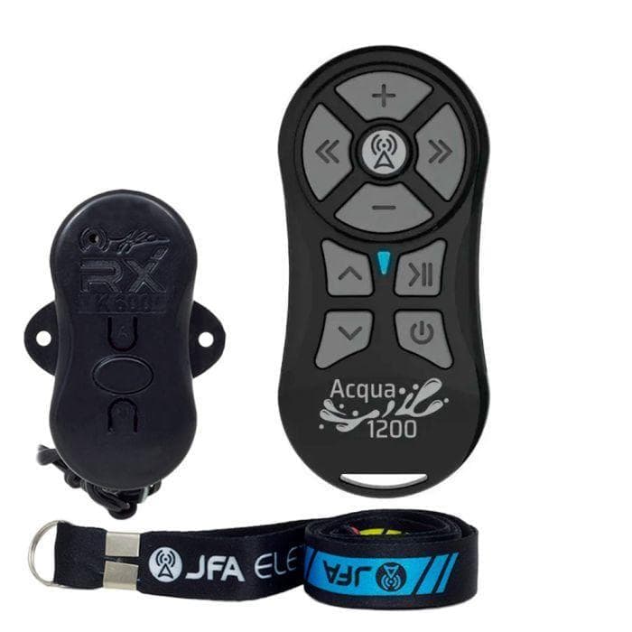 長距離リモートコントロール ACQUA 1200 JFA &ndash; ブラック Acqua 1200は、防水性能を備えた長距離対応カーオーディオ用リモートコントローラーです。イベントシーンから日常使用まで、ユーザーにこれまでにない特別な体験を提供するために開発されました。 本製品の大きな特長は、防水設計に加え、見通しの良い開けた場所において最大1200メートルの距離からプレーヤーを操作できることです。これは市場最高クラスの通信距離を誇ります。 さらに、2つの動作モードを搭載しています。 あらかじめ登録された機器を操作できる「メモリーモード」と、プレーヤーの純正赤外線（IR）リモコンから信号を学習・登録できる「ラーニングモード」です。 特長 ・高耐久シリコンキー（低レリーフ刻印） ・エルゴノミックデザイン ・スリム設計の中央ユニットと超高感度レシーバー 技術仕様 ■ 受信ユニット 動作電圧：9V〜16V 待機時消費電流：13mA 逆接続保護：あり ■ 送信ユニット 電池モデル：A23 &ndash; 12V 動作周波数：433.92MHz 逆接続保護：なし 放射出力（3m時）：0.808mW 変調方式：ASK パッケージ内容 ・受信センターユニット &times;1 ・Acqua 1200 リモートコントロール &times;1 ・ストラップ &times;1 【注意事項】 海外輸入品のため、箱の傷や汚れ、本体の細かな傷・塗装剥がれがある場合があります（新品・未使用） 使用に影響がある不具合は交換対応いたします。 在庫は他サイトと共有のため欠品の場合あり。 購入後のサポート・取り付け後の不具合対応は不可。 取り付けは専門業者推奨。長距離リモートコントロール ACQUA 1200 JFA &ndash; ブラック Acqua 1200は、防水性能を備えた長距離対応カーオーディオ用リモートコントローラーです。イベントシーンから日常使用まで、ユーザーにこれまでにない特別な体験を提供するために開発されました。 本製品の大きな特長は、防水設計に加え、見通しの良い開けた場所において最大1200メートルの距離からプレーヤーを操作できることです。これは市場最高クラスの通信距離を誇ります。 さらに、2つの動作モードを搭載しています。 あらかじめ登録された機器を操作できる「メモリーモード」と、プレーヤーの純正赤外線（IR）リモコンから信号を学習・登録できる「ラーニングモード」です。 特長 ・高耐久シリコンキー（低レリーフ刻印） ・エルゴノミックデザイン ・スリム設計の中央ユニットと超高感度レシーバー 技術仕様 ■ 受信ユニット 動作電圧：9V〜16V 待機時消費電流：13mA 逆接続保護：あり ■ 送信ユニット 電池モデル：A23 &ndash; 12V 動作周波数：433.92MHz 逆接続保護：なし 放射出力（3m時）：0.808mW 変調方式：ASK パッケージ内容 ・受信センターユニット &times;1 ・Acqua 1200 リモートコントロール &times;1 ・ストラップ &times;1 【注意事項】 海外輸入品のため、箱の傷や汚れ、本体の細かな傷・塗装剥がれがある場合があります（新品・未使用） 使用に影響がある不具合は交換対応いたします。 在庫は他サイトと共有のため欠品の場合あり。 購入後のサポート・取り付け後の不具合対応は不可。 取り付けは専門業者推奨。