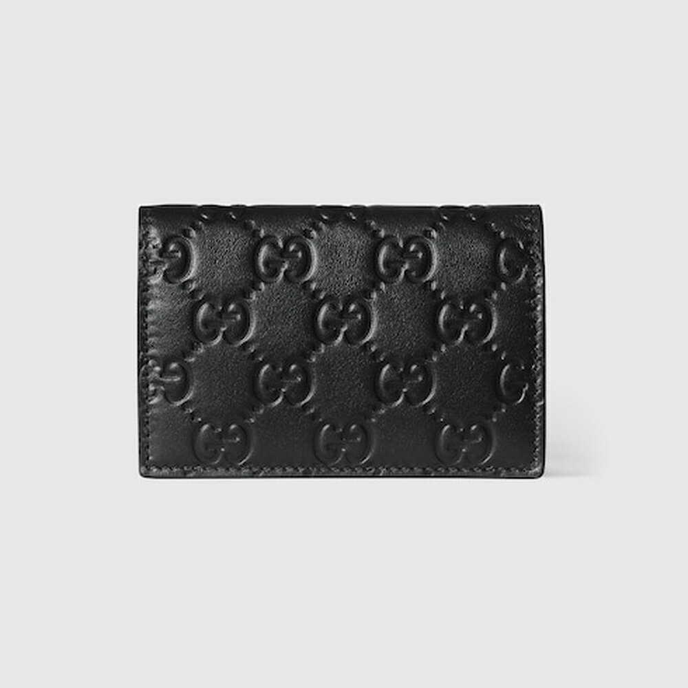 GUCCI(グッチ)は1923年にグッチオ・グッチが高級皮革製品の店をイタリアに創業したのが始まり。 ブランドの元祖と呼ばれ、世界で初めて、品質保証のためにデザイナーの名前を商品に入れたことでも知られる。 グッチオ・グッチ自らが考案した、ダブルGのモノグラムは今も世界中の人々に愛され続けている。 ミニマムで洗練されたアイテムの数々は常にファッション界の注目の的。【カラー】 -【仕様】品番：850176 AAFDV 1000 グッチのエレガンスとクラフツマンシップの歴史を新たな視点で解釈した〔GGエンブレム〕は、GGモチーフをエンボス加工したスムースレザーを用いたライン。スモールアクセサリーの最新ラインに登場したこのカードケースは、GGエンボス レザーで仕立てました。 ブラック GGエンボス レザー ブラック タフタ ライニング 内側：カードスロット x 2、紙幣入れ x 1 スナップボタン クロージャー クローズ：幅約11 x 高さ約9 cm、幅約22 x 高さ約9 cm 重さ：約63 g ※ショップ在庫と連動しておりますので、品切れの場合がございます。 予めご了承をお願いします。 ※こちらの商品は、ブランド直営店及び正規代理店からのお取り寄せ商品になります。 ※配送状況等によって、目安より到着が遅れることがございます。