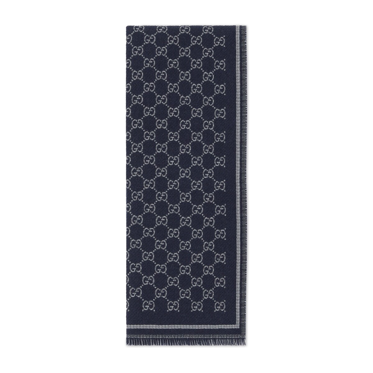 GUCCI(グッチ)は1923年にグッチオ・グッチが高級皮革製品の店をイタリアに創業したのが始まり。 ブランドの元祖と呼ばれ、世界で初めて、品質保証のためにデザイナーの名前を商品に入れたことでも知られる。 グッチオ・グッチ自らが考案した、ダブルGのモノグラムは今も世界中の人々に愛され続けている。 ミニマムで洗練されたアイテムの数々は常にファッション界の注目の的。【カラー】ダークブルー＆グレー【仕様】品番：836264 4G386 1468最新のシルクアクセサリー コレクションには、洗練されたトリミングやロゴ パッチ、繊細なエンブロイダリーといったグッチのコードが取り入れられています。このスカーフは、グッチを象徴するモチーフをオマージュしたGGウールジャカードで仕立てました。ダークブルー＆グレー GGウールジャカードフリンジ トリム幅約47 x 長さ約180 cmメイド・イン・イタリー※ショップ在庫と連動しておりますので、品切れの場合がございます。 予めご了承をお願いします。 ※こちらの商品は、ブランド直営店及び正規代理店からのお取り寄せ商品になります。 ※配送状況等によって、目安より到着が遅れることがございます。