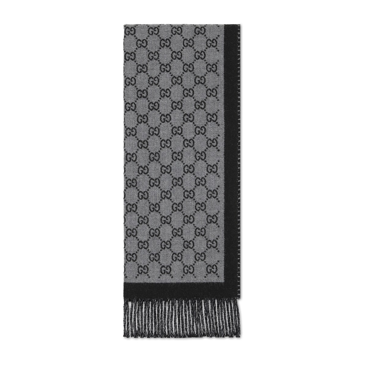 GUCCI(グッチ)は1923年にグッチオ・グッチが高級皮革製品の店をイタリアに創業したのが始まり。 ブランドの元祖と呼ばれ、世界で初めて、品質保証のためにデザイナーの名前を商品に入れたことでも知られる。 グッチオ・グッチ自らが考案した、ダブルGのモノグラムは今も世界中の人々に愛され続けている。 ミニマムで洗練されたアイテムの数々は常にファッション界の注目の的。【カラー】ブラック＆グレー【仕様】品番：835534 4G200 1360最新のシルクアクセサリー コレクションには、洗練されたトリミングやロゴ パッチ、繊細なエンブロイダリーといったグッチのコードが取り入れられています。このスカーフはGGウールジャカードで仕立て、フリンジ トリムを施しました。ブラック＆グレー GGウールジャカードフリンジ トリム幅約34 x 長さ約194 cmメイド・イン・イタリー※ショップ在庫と連動しておりますので、品切れの場合がございます。 予めご了承をお願いします。 ※こちらの商品は、ブランド直営店及び正規代理店からのお取り寄せ商品になります。 ※配送状況等によって、目安より到着が遅れることがございます。