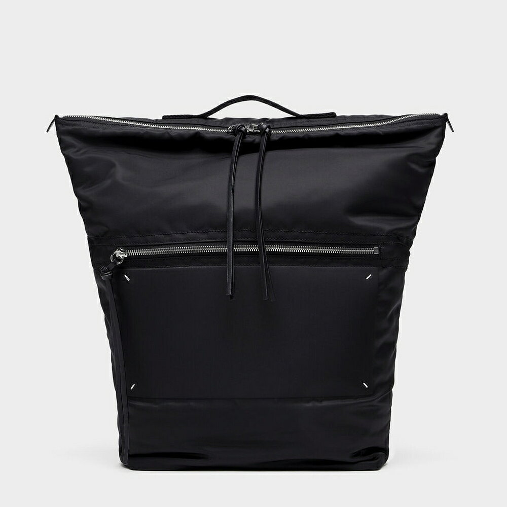 メゾン マルジェラ(Maison Margiela)は、フランスを拠点とするファッションブランド。 ウィメンズ・メンズウェア、アクセサリー、シューズ、フレグランスなど幅広く展開。 ブランド創業者のMartin Margiela（マルタン・マルジェラ）は、 名門アントワープ王立芸術アカデミーのファッション科の卒業生で、 アントワープ6（アントワープの6人）と呼ばれ、新しいファッションの流れをつくった伝説のデザイナーです。 2014年にJohn Galliano（ジョン・ガリアーノ）がクリエイティブ・ディレクターに就任し、 2015SSのオートクチュールコレクションをロンドンで開催しました。 これをきっかけに、ブランド名を「Maison Margiela(メゾン マルジェラ)」に改名しています。 【カラー】ブラック【品番】SB1WA0022P9226H0015【仕様】仕事にもクリエイティブな活動にも使える「ジップライン」シリーズ 。 機能的で大容量のフォルムのバックパック。 上部の開口部全体を幅広のジップが貫き、長いレザータッセルプルがアクセントに。 フロントにはジップポケットを配置。 トップのレザーハンドルと、2本のパッド入りショルダーストラップを備えています。 メゾンのシグネチャーである4本の白いステッチで仕上げられています。 サイズ(cm)-※ショップ在庫と連動しておりますので、品切れの場合がございます。 予めご了承をお願いします。 ※こちらの商品は、ブランド直営店及び正規代理店からのお取り寄せ商品になります。 ※配送状況等によって、目安より到着が遅れることがございます。