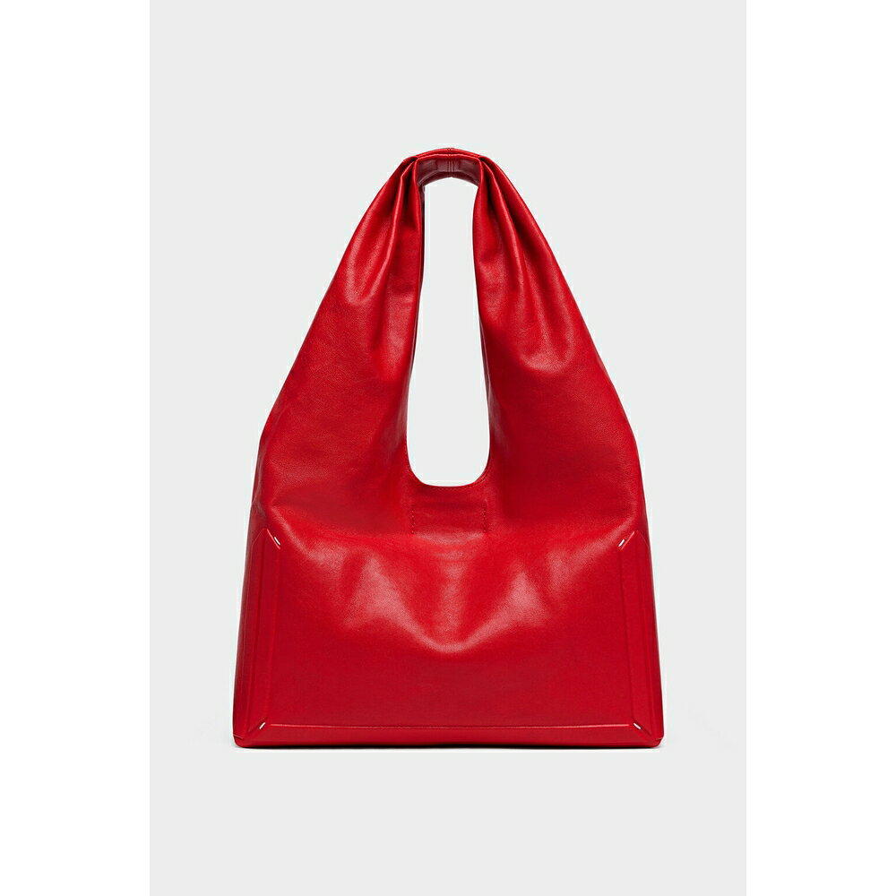 メゾン マルジェラ(Maison Margiela)は、フランスを拠点とするファッションブランド。 ウィメンズ・メンズウェア、アクセサリー、シューズ、フレグランスなど幅広く展開。 ブランド創業者のMartin Margiela（マルタン・マルジェラ）は、 名門アントワープ王立芸術アカデミーのファッション科の卒業生で、 アントワープ6（アントワープの6人）と呼ばれ、新しいファッションの流れをつくった伝説のデザイナーです。 2014年にJohn Galliano（ジョン・ガリアーノ）がクリエイティブ・ディレクターに就任し、 2015SSのオートクチュールコレクションをロンドンで開催しました。 これをきっかけに、ブランド名を「Maison Margiela(メゾン マルジェラ)」に改名しています。 【カラー】レッド【品番】SB2WD0103P8982T3193【仕様】滑らかなシープスキンレザーを使用した「ボックスバッグ」ミディアムは、たっぷりとした収納力と洗練された建築的フォルムを兼ね備えています。 熱成形プロセス（サーモフォーミング）によってエッジを強化したボディは、しなやかな使い心地を保ちながら形状を維持し、手持ち、肩掛け、あるいはボックス型のクラッチとしてなど、多彩なスタイルで楽しめます。 フロントとバックの両面には、メゾンのシグネチャーである4本の白いステッチがあしらわれています。 サイズ(cm)高さ：47 幅：12 長さ：32 ハンドルの高さ：27 ※ショップ在庫と連動しておりますので、品切れの場合がございます。 予めご了承をお願いします。 ※こちらの商品は、ブランド直営店及び正規代理店からのお取り寄せ商品になります。 ※配送状況等によって、目安より到着が遅れることがございます。