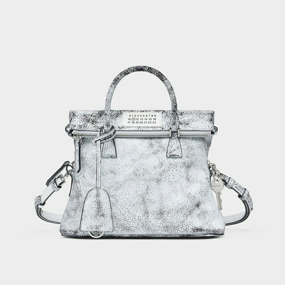 メゾン マルジェラ(Maison Margiela)は、フランスを拠点とするファッションブランド。 ウィメンズ・メンズウェア、アクセサリー、シューズ、フレグランスなど幅広く展開。 ブランド創業者のMartin Margiela（マルタン・マルジェラ）は、 名門アントワープ王立芸術アカデミーのファッション科の卒業生で、 アントワープ6（アントワープの6人）と呼ばれ、新しいファッションの流れをつくった伝説のデザイナーです。 2014年にJohn Galliano（ジョン・ガリアーノ）がクリエイティブ・ディレクターに就任し、 2015SSのオートクチュールコレクションをロンドンで開催しました。 これをきっかけに、ブランド名を「Maison Margiela(メゾン マルジェラ)」に改名しています。 【カラー】ホワイト&ブラック【品番】SB1WG0075P8568H9672【仕様】クラック加工のホワイトペイントを施した「5AC」 ミニ。 身につけるほどに変化する仕上がりが特徴です。 洗いをかけてやわらかくしたカーフレザーの上に半硬質の塗膜をのせ、時間とともに表情を変えていきます。 アイコニックな「5AC」ラインの名前は、フランス語の「sac」（バッグ）に由来。 「アノニミティ・オブ・ザ・ライニング」のコンセプトに基づき、バッグの内側にもメゾンの思想を反映。 仕上げにナンバリング ロゴをあしらっています。 サイズ(cm)高さ：18 幅：13 長さ：26 ハンドルの高さ：10 ストラップの長さ：115 ※ショップ在庫と連動しておりますので、品切れの場合がございます。 予めご了承をお願いします。 ※こちらの商品は、ブランド直営店及び正規代理店からのお取り寄せ商品になります。 ※配送状況等によって、目安より到着が遅れることがございます。