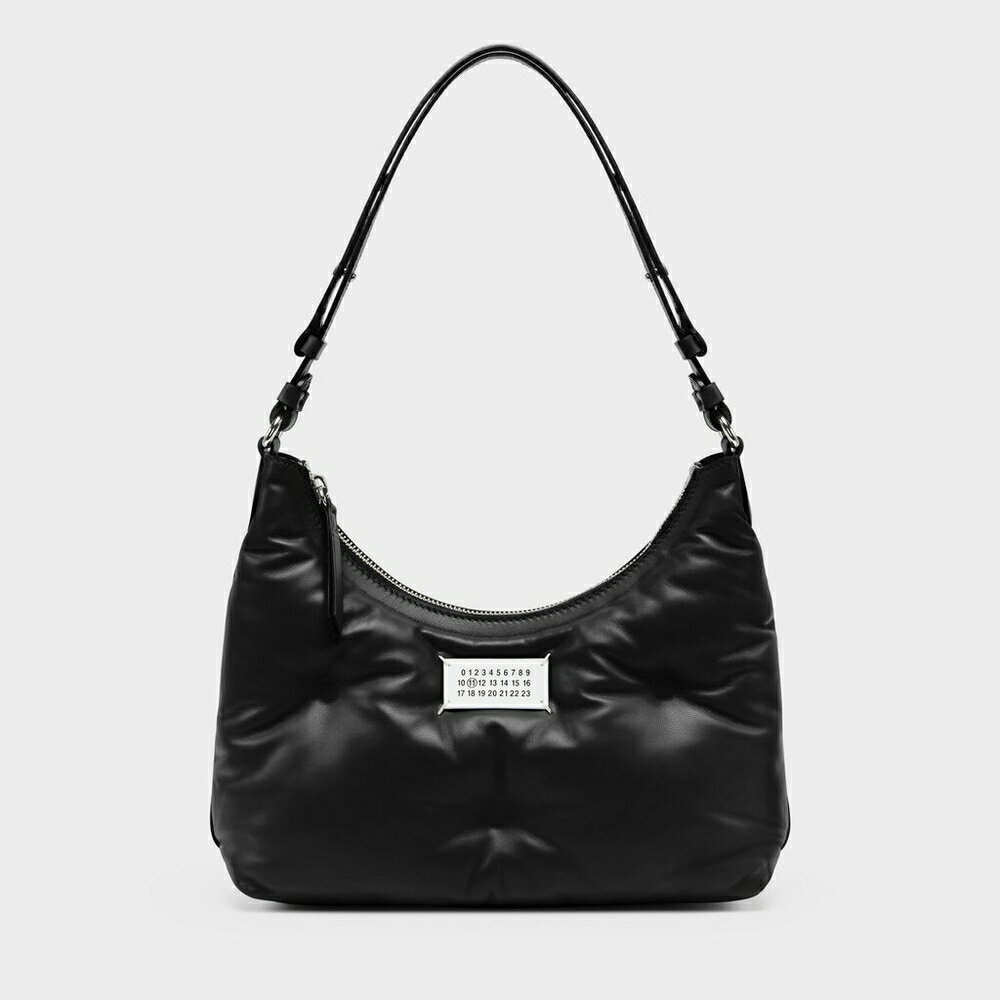 メゾン マルジェラ(Maison Margiela)は、フランスを拠点とするファッションブランド。 ウィメンズ・メンズウェア、アクセサリー、シューズ、フレグランスなど幅広く展開。 ブランド創業者のMartin Margiela（マルタン・マルジェラ）は、 名門アントワープ王立芸術アカデミーのファッション科の卒業生で、 アントワープ6（アントワープの6人）と呼ばれ、新しいファッションの流れをつくった伝説のデザイナーです。 2014年にJohn Galliano（ジョン・ガリアーノ）がクリエイティブ・ディレクターに就任し、 2015SSのオートクチュールコレクションをロンドンで開催しました。 これをきっかけに、ブランド名を「Maison Margiela(メゾン マルジェラ)」に改名しています。 【カラー】ブラック【品番】SB3WG0024P4300T8013【仕様】キルトナッパレザー製の「グラム スラム」ホーボースモールです。 「グラム スラム」は、SS18ショーでデビューを飾り、フランス、マルセイユで生まれた手縫いのキルトのスタイル、マトラッセと類似したキルトデザインが適用されています。 無意識のうちに生まれるきらびやかさというメゾンの観念が反映されたこのアイテムのコンセプトは、世界中の着こなしや旅行の流儀を研究した上での気楽さを想起させます。 このスタイルにはレザーのショルダーストラップが付いています。 フロントにはナンバリングロゴラベルがあしらわれています。 サイズ(cm)高さ：21 幅：6 長さ：28 ハンドルの高さ：35 ストラップの長さ：60 ※ショップ在庫と連動しておりますので、品切れの場合がございます。 予めご了承をお願いします。 ※こちらの商品は、ブランド直営店及び正規代理店からのお取り寄せ商品になります。 ※配送状況等によって、目安より到着が遅れることがございます。