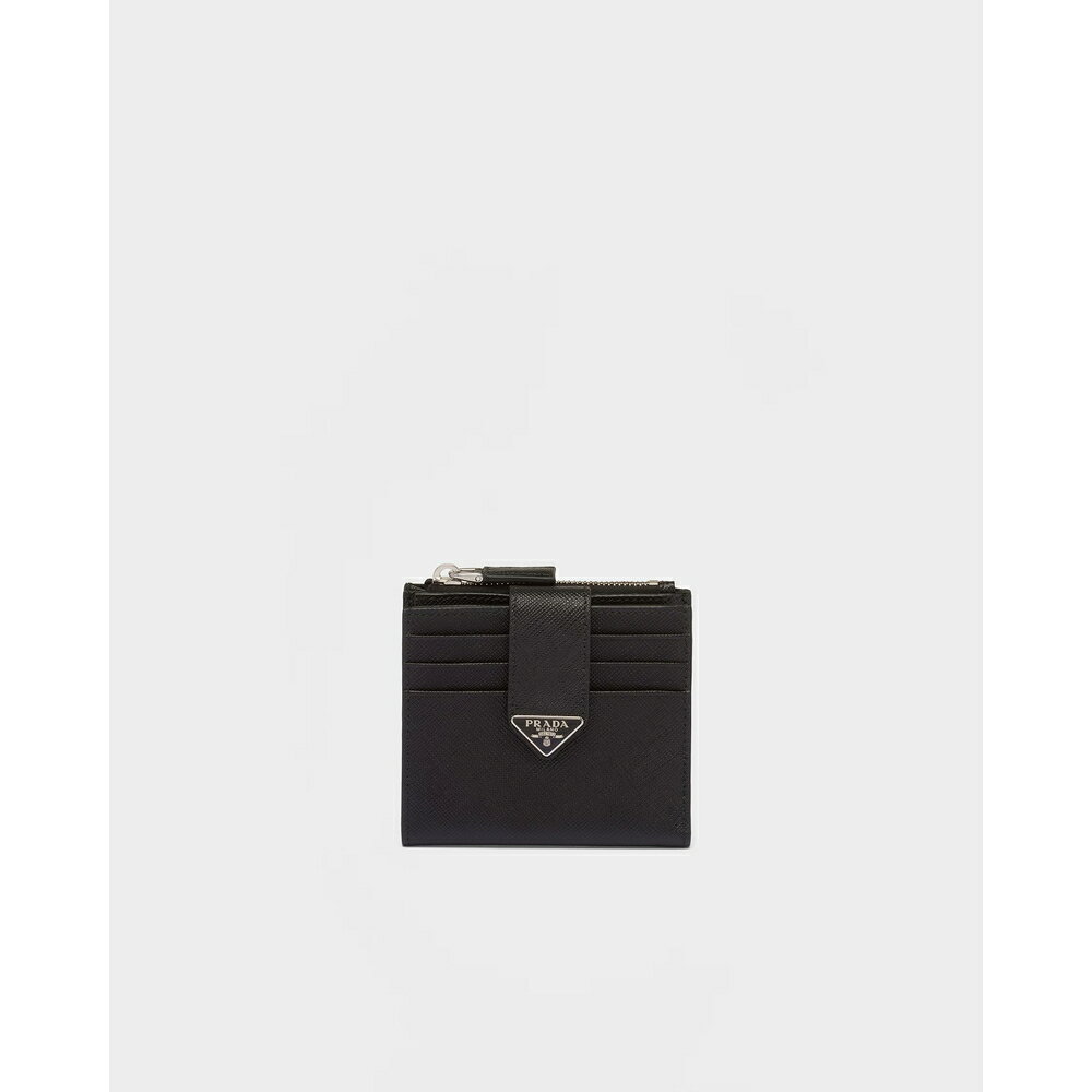 PRADA(プラダ)は1913年にマリオ・プラダがイタリアのミラノに皮革製品店を開業したのが始まり。 世界中から最高品質の革や珍しい素材を集め、それがブルジョアの間で評判となり、 イタリア王室の御用達となった。1978年、孫娘のミウッチャ・プラダがデザイナーに 就任すると「ポコノ」という軽くて強い工業用防水生地のナイロン素材のバッグが人気に。 高級な素材使いとミニマムで洗練されたデザインが特徴。 【カラー】ブラック【品番】2MC066_QHH_F0002【仕様】アイコニックな「サフィアーノ」レザー(牛革)の質感が特徴の、洗練されたラインの上品なカードホルダー。外側と内側にカードホルダー付。フロントのエナメルメタル トライアングルロゴが際立ちます。商品品番: 2MC066_QHH_F0002「サフィアーノ」レザー(牛革)外側にカードホルダー3個内側にカードホルダー6個ファスナー付ポケットファブリックライニングエナメルメタル トライアングルロゴ高さ: 8cm幅: 10cm主な素材: 牛革※ショップ在庫と連動しておりますので、品切れの場合がございます。 予めご了承をお願いします。 ※こちらの商品は、ブランド直営店及び正規代理店からのお取り寄せ商品になります。 ※配送状況等によって、目安より到着が遅れることがございます。