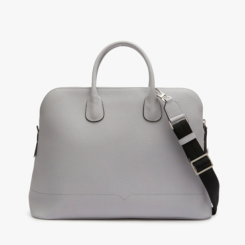【カラー】ストーングレー【品番】MBML0092028LRL99GT【仕様】マイロゴは大ぶりのダブルハンドルバッグで、1泊2日の旅行にも使えるサイズです。バッグの内側にはラップトップを収納できるポケットを兼ねた仕切りがあり、荷物を分けて整理することも可能です。取り外し可能なショルダーストラップもついています。・寸法(cm)：幅 45.0 X 高さ 33.0 X 奥行き 17.0・ハンドルの高さ(cm)：12・ストラップの長さ-最小(cm)：76・ストラップの長さ-最大(cm)：121・重さ(kg)：1.8・金具：シャイニーシルバー・製造国：イタリア※ショップ在庫と連動しておりますので、品切れの場合がございます。 予めご了承をお願いします。 ※こちらの商品は、ブランド直営店及び正規代理店からのお取り寄せ商品になります。 ※配送状況等によって、目安より到着が遅れることがございます。