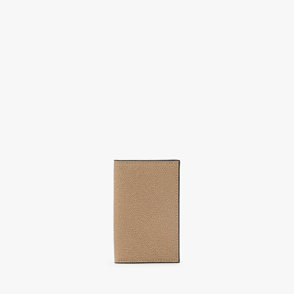 【カラー】カシミア【品番】SGNL0024028L99CC99MBC【仕様】時代にとらわれないエレガントでミニマルなデザインの素材感のあるカードケースです。名刺用コンパートメントが2面あるほか、内側にカードスロット付き。ライナーは革張り。コバと呼ばれる革をカットした端の部分にヴァレクストラ独自の染料”Costa”を手作業で何層にも塗り重ねて磨き上げました。・寸法(cm)：幅 7.0 X 高さ 11.0 X 奥行き 1.0・重さ(kg)：0.03・製造国：イタリア※ショップ在庫と連動しておりますので、品切れの場合がございます。 予めご了承をお願いします。 ※こちらの商品は、ブランド直営店及び正規代理店からのお取り寄せ商品になります。 ※配送状況等によって、目安より到着が遅れることがございます。