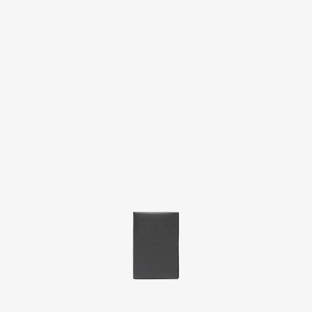 【カラー】ダークグレー／ブラック【品番】SGNL0061028LOCPS99GFNN【仕様】大切なクレジットカードや名刺をしまっておけるスナップボタン付きのコンパクトなカードホルダーです。ふたつのコンパートメントがあり、カードを仕分けできます。ヴァレクストラの代表的なミレプンテカーフ製で、艶のあるエッジペインティングはすべて職人の手仕事によるものです。・寸法(cm)：幅 7.0 X 高さ 10.0 X 奥行き 0.5・重さ(kg)：0.03・金具：ライトゴールド・製造国：イタリア※ショップ在庫と連動しておりますので、品切れの場合がございます。 予めご了承をお願いします。 ※こちらの商品は、ブランド直営店及び正規代理店からのお取り寄せ商品になります。 ※配送状況等によって、目安より到着が遅れることがございます。