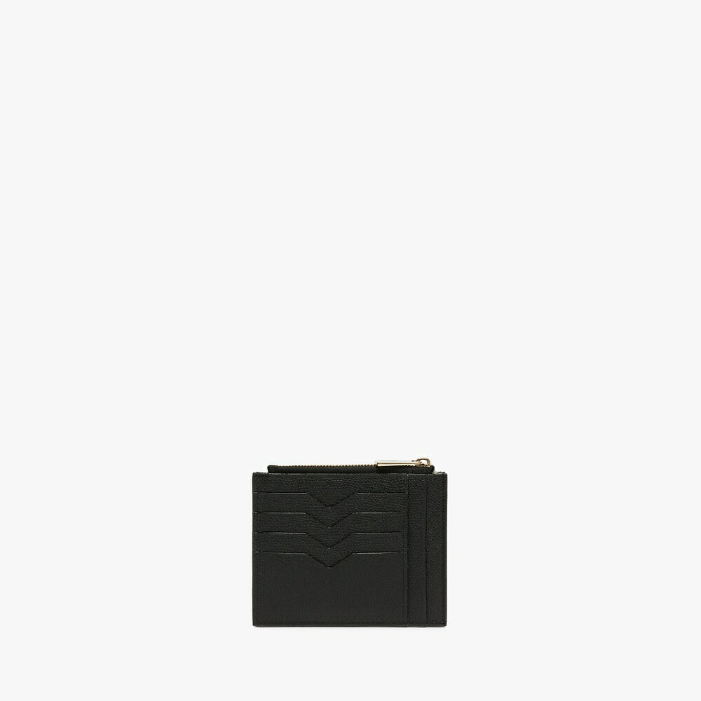 【カラー】ブラック【品番】SGNL0017028LOCCP99NN【仕様】ジップ コイン ウォレットは、カードスロットとジッパー付きコイン用コンパートメントを備え、持ち物をすっきりとひとつにまとめてくれます。シグネチャーであるミレプンテレザーを使用し、漆黒のコスタエッジで仕上げられたこのウォレットは、日常使いにふさわしい実用性と使うたびにそっとラグジュアリーを語る佇まいを兼ね備えています。金具：ライトゴールド・寸法(cm)：幅 12.0 X 高さ 10.0 X 奥行き 1.0・重さ(kg)：0.1・金具：ライトゴールド・製造国：イタリア※ショップ在庫と連動しておりますので、品切れの場合がございます。 予めご了承をお願いします。 ※こちらの商品は、ブランド直営店及び正規代理店からのお取り寄せ商品になります。 ※配送状況等によって、目安より到着が遅れることがございます。