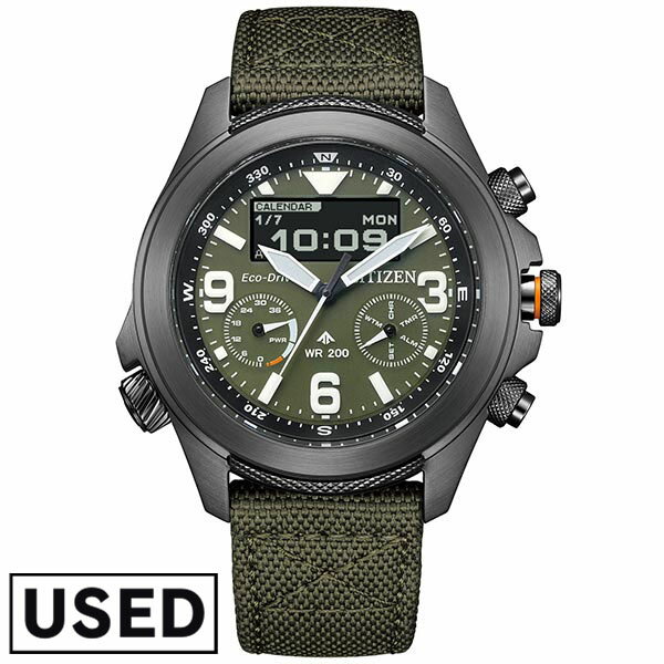 商品情報【中古】 シチズン プロマスター PROMASTER LANDシリーズ JV1005-02W メンズ機能性、耐久性、安全性を兼ね備えた本格スポーツウオッチ、シチズン PROMASTER(プロマスター)。高解像度ディスプレイと新開発のムーブメントを搭載。アナログとデジタルの魅力を融合し、進化を遂げたLANDシリーズの新作です。新開発のムーブメント「Cal.U822」を搭載したエコ・ドライブ コンビネーションウオッチ。アナログ時計の視認性と美しさ、デジタル時計の機能性とツール感あふれるデザインを融合しています。ディスプレイには解像度の高いMIP(メモリインピクセル)液晶を採用。時刻や日付などの表示が従来よりも高精細になり、室内はもちろん屋外でも優れた視認性を発揮します。複数時刻や任意の曜日での設定が可能なアラームなど機能面もアップデート。見返しリングは回転式になっており、8時位置のりゅうずを操作することで方位計測が可能です。文字板は光の反射を抑えるマット仕上げ。太い針、アラビア数字とバーインデックスを組み合わせたメリハリのあるデザインで、アナログ表示の視認性も重視しています。耐久性の高いコーデュラバンドを合わせたカーキ色の文字板、耐久性と環境への配慮を両立したバイオマスウレタン(ベネビオール)バンドを合わせたブラックの文字板、メタルバンド仕様のブルー文字板の3タイプが登場です。ブランド名シチズン型番JV1005-02W付属品専用ケース取扱説明書(電子化) ※-のQRコードからキャリバーNo.を検索---文字盤カラーカーキケース素材ステンレスベルトカラーカーキベルト素材ポリエステル(コーデュラ&reg;)駆動方式光発電エコ・ドライブ表示方式アナログ防水性能20気圧防水寸法ケースサイズ：約43.9x14mm (横x厚)--ベルト幅：約22mm-風防サファイアガラス(無反射コーティング)ベルト中留美錠仕様耐磁1種夜光(針+インデックス)文字板部品：再生素材簡易方位計つき回転リング【中古】シチズン プロマスター PROMASTER LANDシリーズ JV1005-02W メンズ商品状態※商品状態ランクは当店独自の判断に基づいております。※複数の店舗で販売する関係上、ご注文商品が売り切れる場合がございます。ご注文後に在庫の有無をメールでご案内差し上げますので、あらかじめご了承ください。※ジャンク品の基準は動作が確認できないものとなります。※掲載画像と実商品のカラーが若干異なることがございます。※中古商品につきましては以下の場合、保証・修理等を一切受け付け出来ません。 ・到着後8日以上経過 ・延長修理保証の対象外