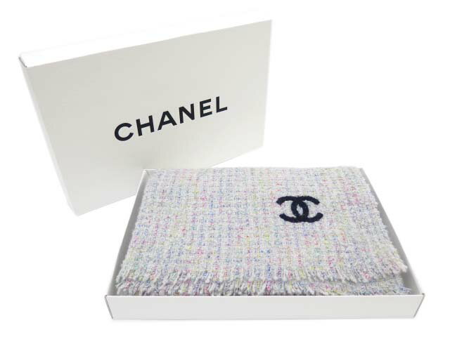 CHANEL　ストール　2016/17　秋冬コレクション　現行商品　カシミア×シルク　ライトブルー系　新品同様【中古】のサムネイル