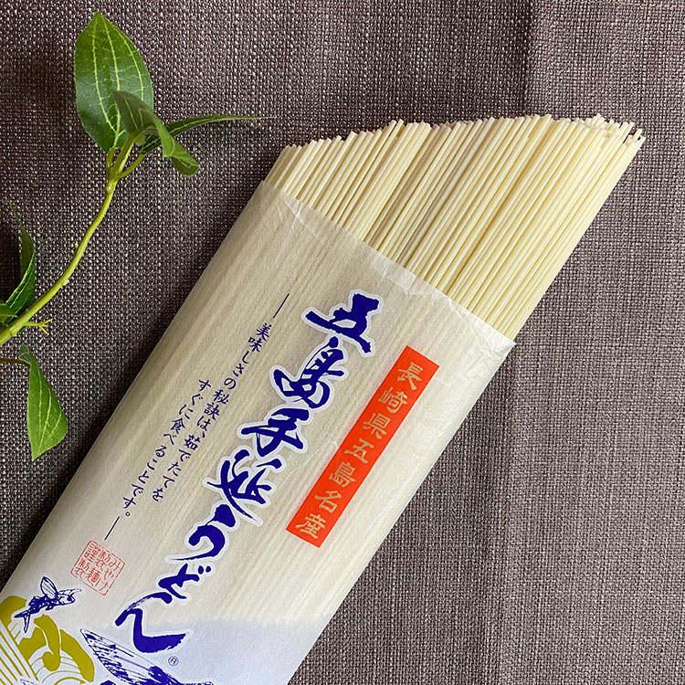 長崎五島の名産品、椿油 使用の五島手延べうどん。御中元、お歳暮、内祝い、お返し等あらゆるギフトに。熨斗紙 名入れ 対応。30代 40代 50代 60代 70代 80代　五島うどん 通が指名買いする匠の麺 みやけ製麺 五島手延べうどん ギフト セット あごだし 付 | 高級 乾麺 麺類 送料無料 長崎 五島列島 地獄炊き | 暑中見舞い お中元 夏ギフト 詰め合わせ プレゼント 70代 80代 誕生日 お供 志 お礼 お返し 内祝 退職 結婚 出産 冷麺 可