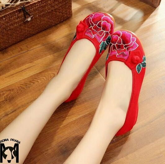 手作り　履きやすいチャイナ靴　レディース　美脚チャイナシューズ　中華布靴民族風花刺繍スニーカー　..