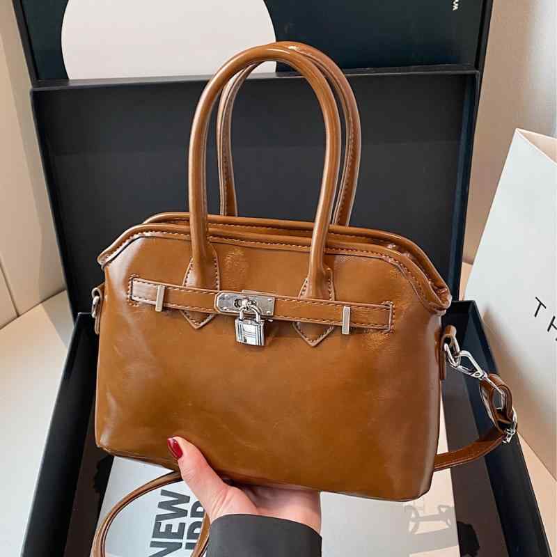 Rakuten - バッグ レディース 高級感 手提げ ショルダー 斜め掛け シェルデザイン 大容量 シンプル ファッション トレンド 通勤用 普段使い 軽量
