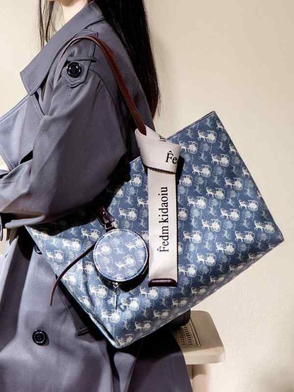 ・カラー: ブルー×ブラウン・スタイル: ユニセックス・素材: PU・バッグサイズ: 大型・用途: レジャー、旅行・デザイン: 型押し・裏地素材: ポリエステル・バッグ形状: 横型スクエア・開閉タイプ: オープン・内部構造: スマホポケット...