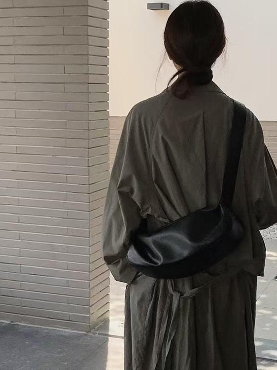 ・カラー: ブラック、アイボリー・スタイル: 欧米レトロ・主な素材: PU・カテゴリ: トートバッグ・サイズ: ミディアム・デザイン要素: ステッチ・裏地素材: ポリエステル・バッグ形状: 横長スクエア型・開閉方法: ファスナー・内部構造:...