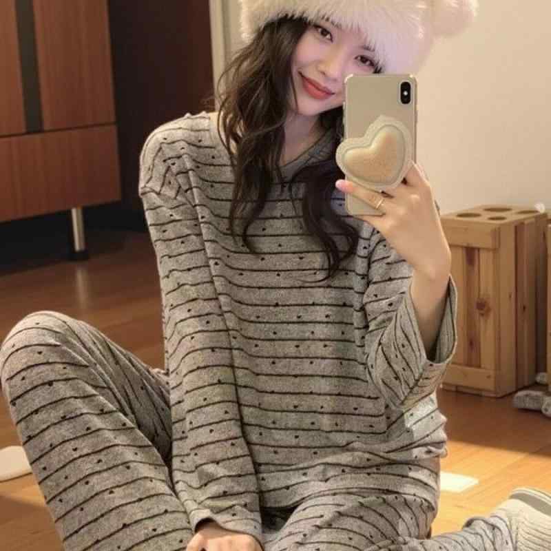 ・カテゴリ: セット・素材: ポリコットン・デザイン: プリント・主素材: ポリエステル・厚み: 薄手・生地重量: 181-200g/平方メートル・襟型: 丸首・袖丈: 長袖・パンツ丈: ロングパンツ・対象: 少女・シーン: 屋外,家居・サイズ: M,L,XL,XXL・素材含量: 90-95%・スタイル: シンプルカジュアル