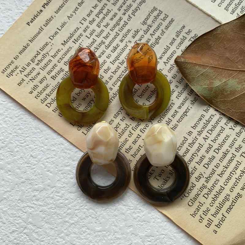 イヤリング レディース 大ぶり アセテート素材 ブラック アイボリー ピンク系 色褪せない 個性派 デザイン