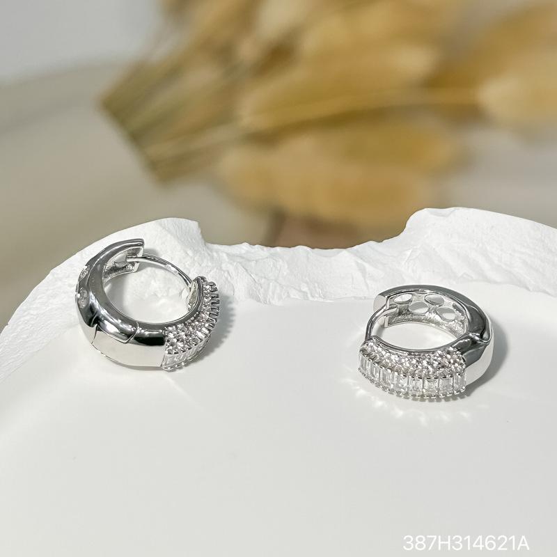 ピアス 女性用 シルバー シンプル キラキラ イヤリング 耳釘 高級感 耳飾り 普段使い 軽量 伸縮性