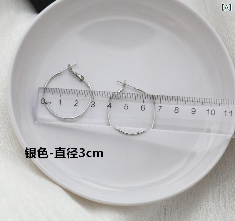 White - イヤリング レディース フープ 丸型 大ぶり 軽量 細身 ゴールド シルバー シンプル 普段使い 高級感